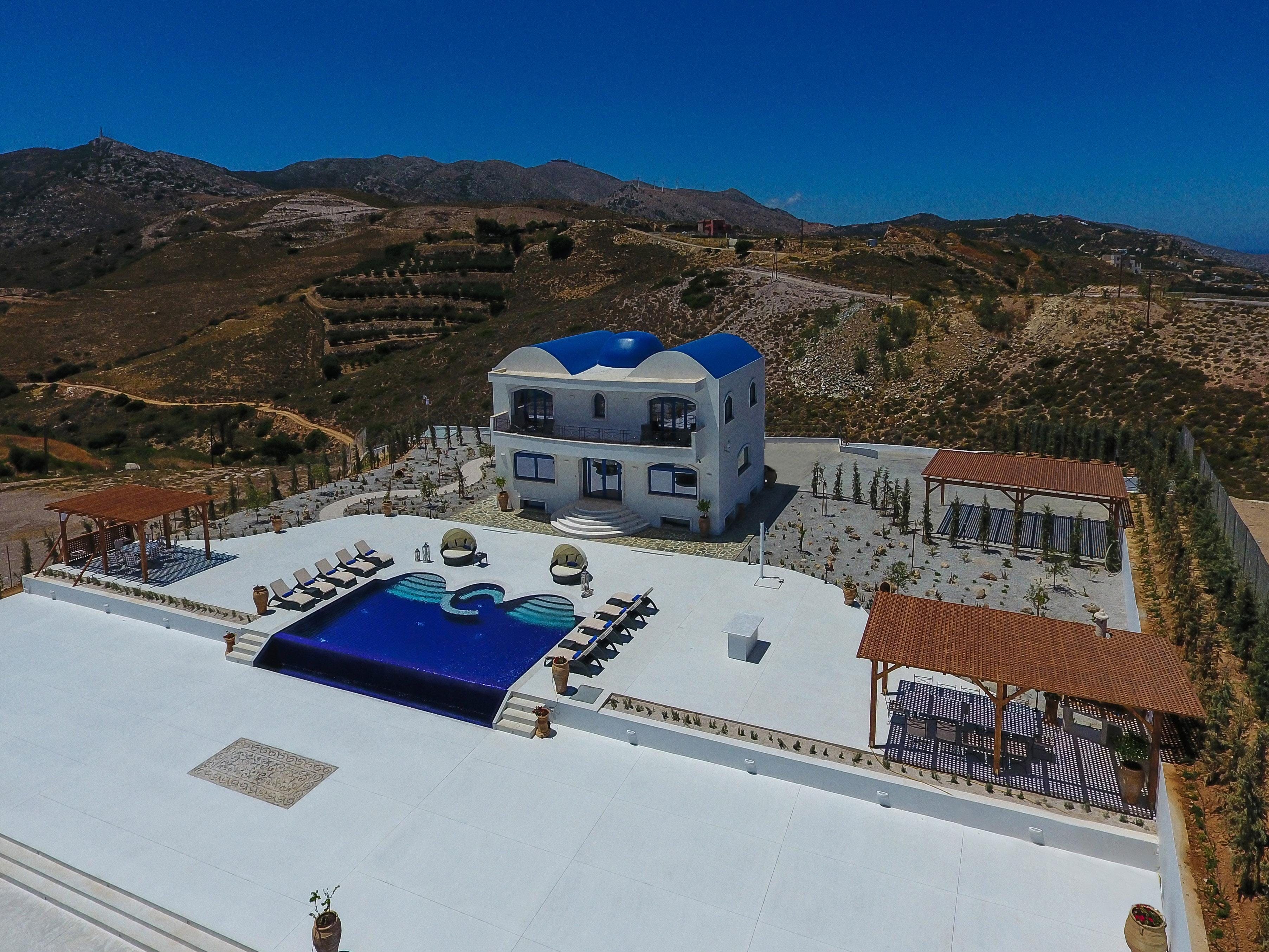 Villa Auge Karteros Heraklion Town: Spacious 6-Bedroom Apartment with Sea Views and Pool, Heraklion