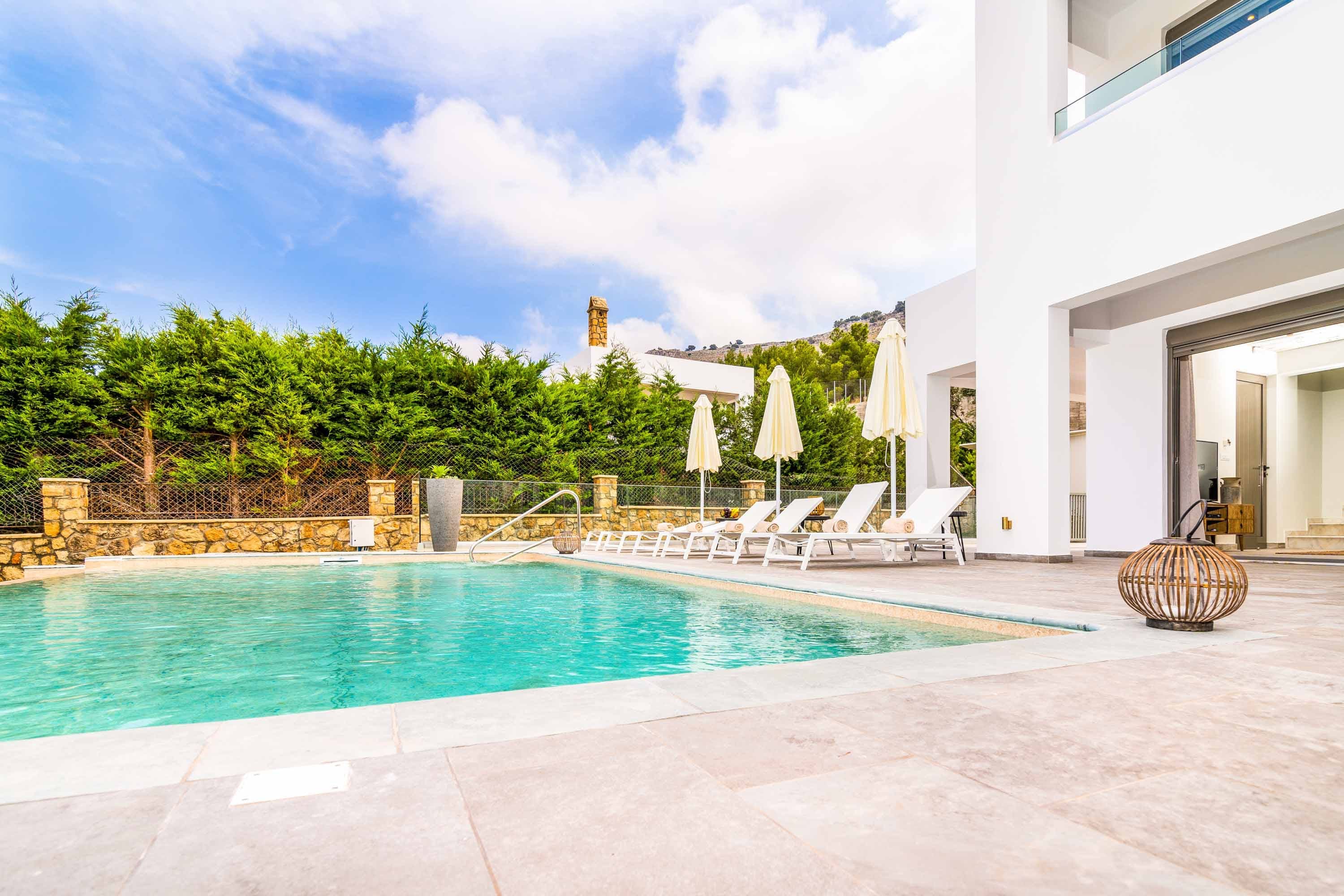 Villa Zephyros Lindos Kalathos: Luxury 3-Bedroom Apartment with Infinity Pool and Sea Views, Kalathos