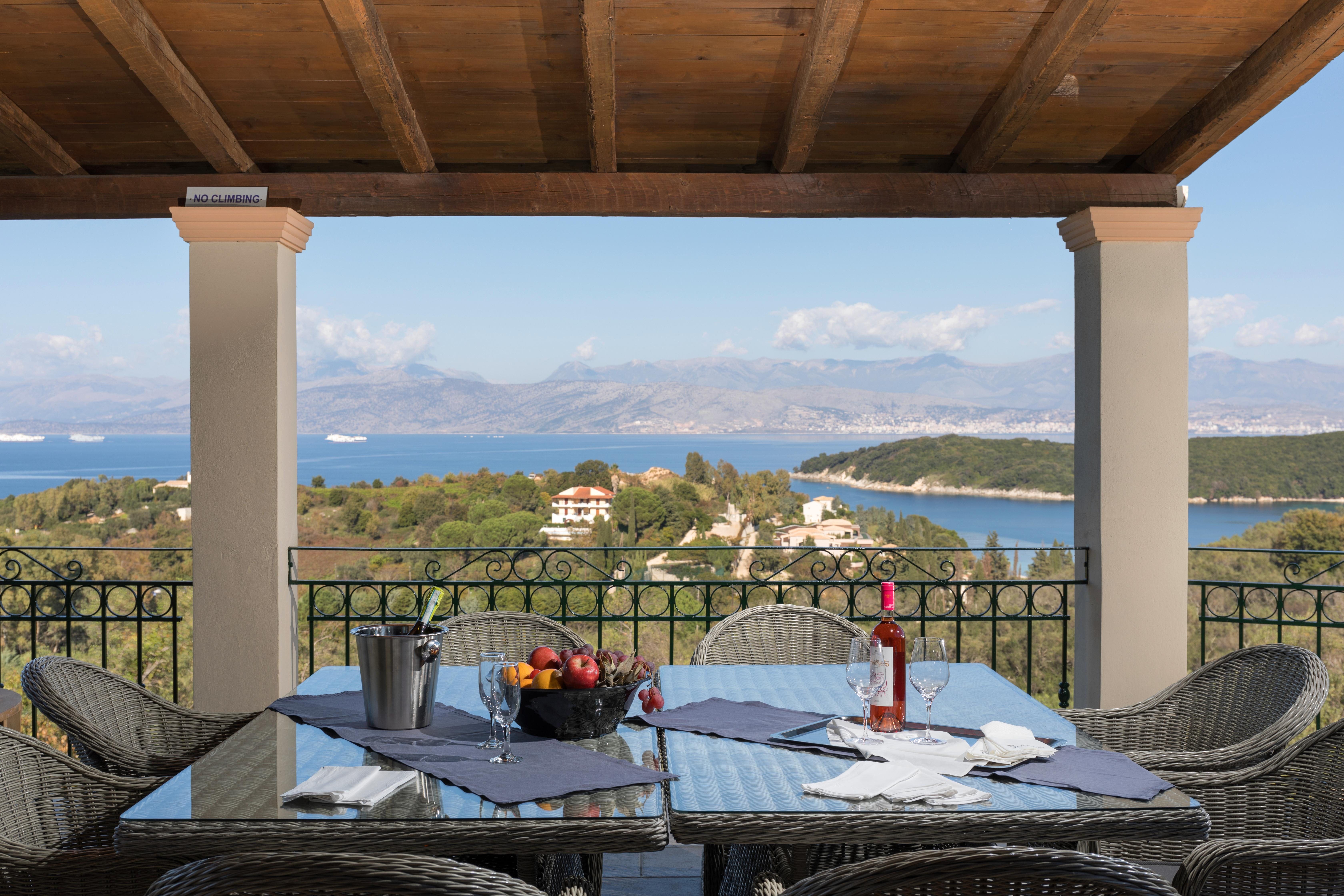 Villa Lefkos Keras Kassiopi: Spacious 5-Bedroom Apartment with Seaviews and Pool, Kassiopi