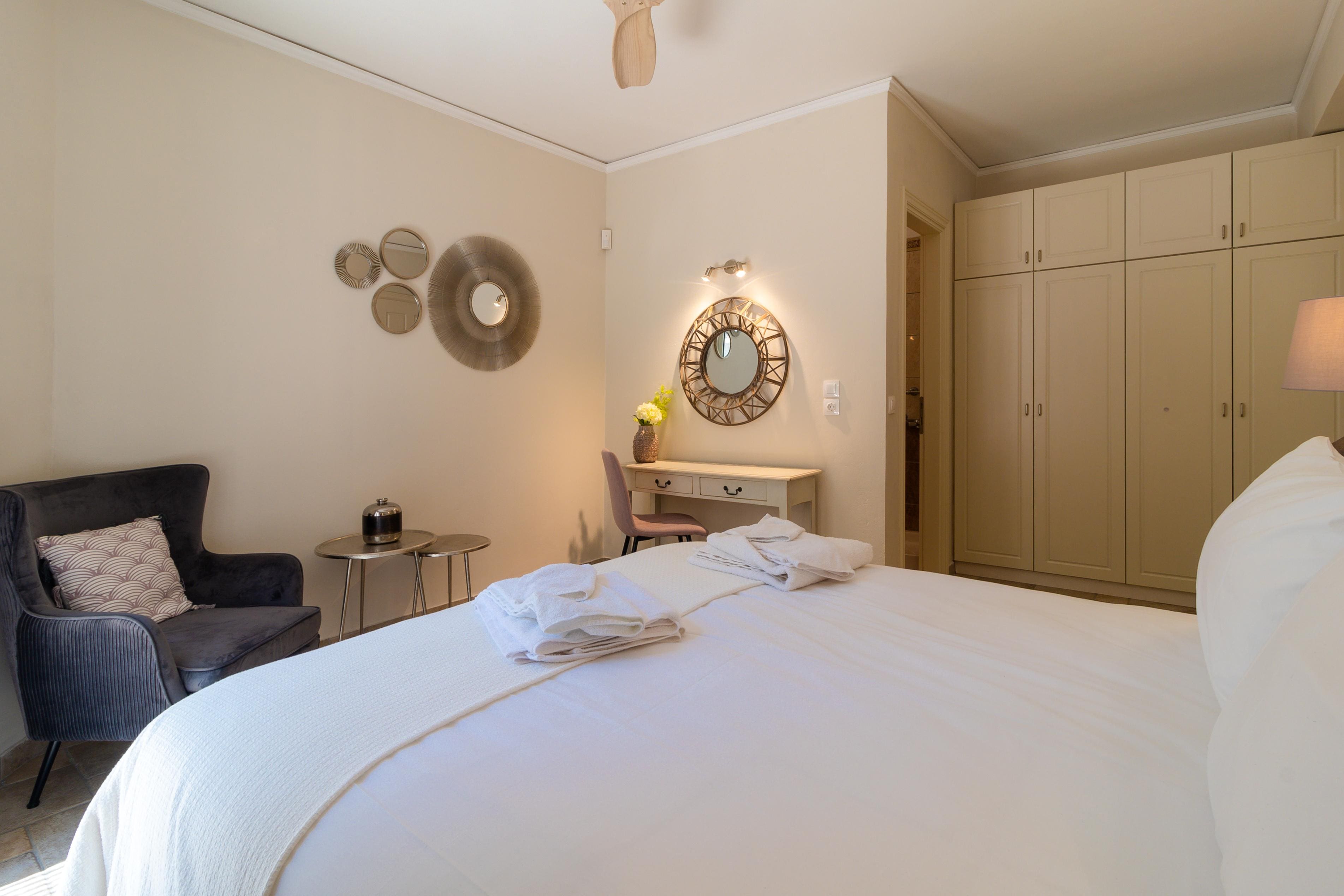 Villa Lysias Agios Stefanos Kassiopi: Spacious 3-Bedroom Apartment with Sea Views and Pool, Kassiopi