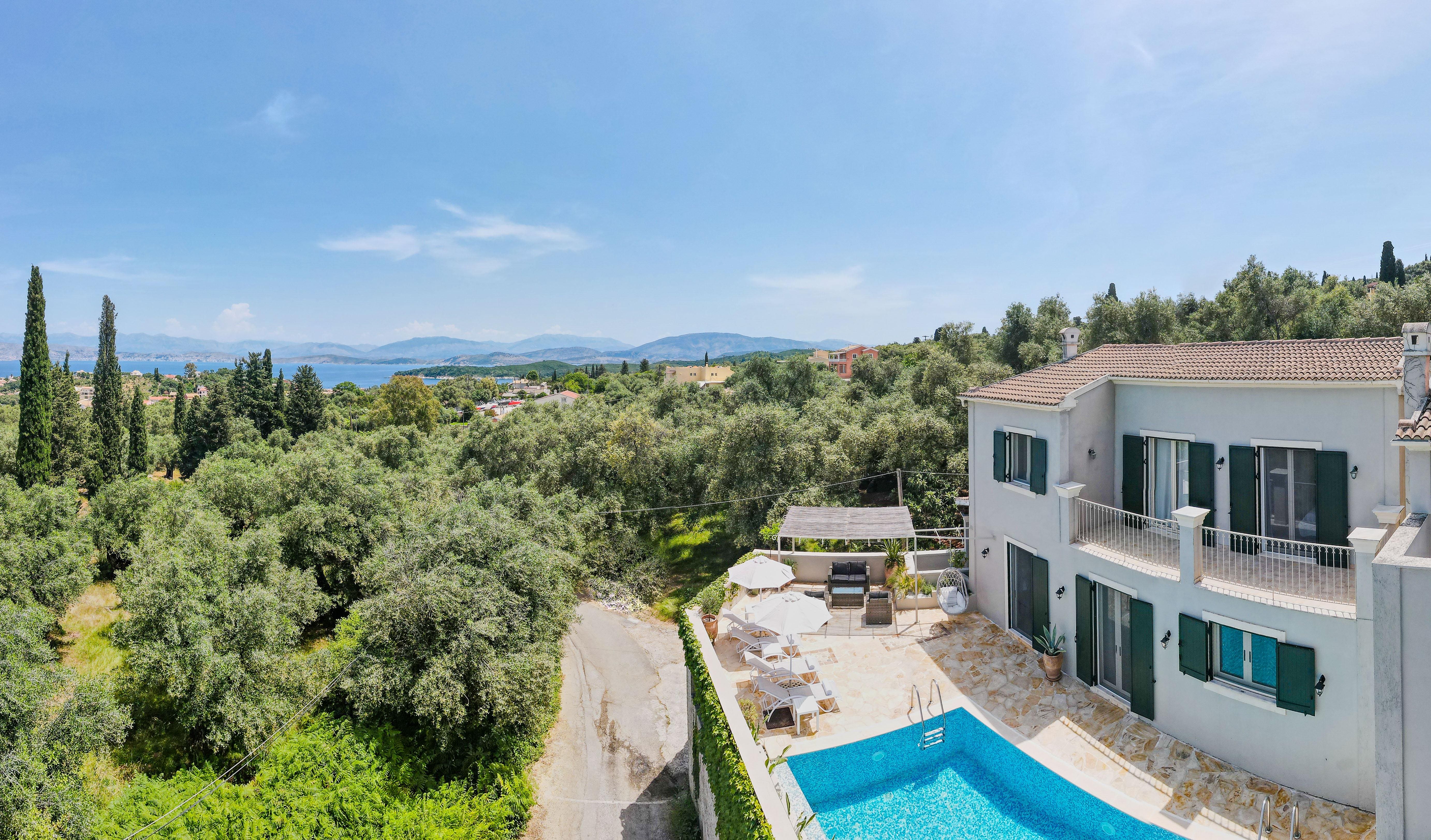 Villa Lysias Agios Stefanos Kassiopi: Spacious 3-Bedroom Apartment with Sea Views and Pool, Kassiopi