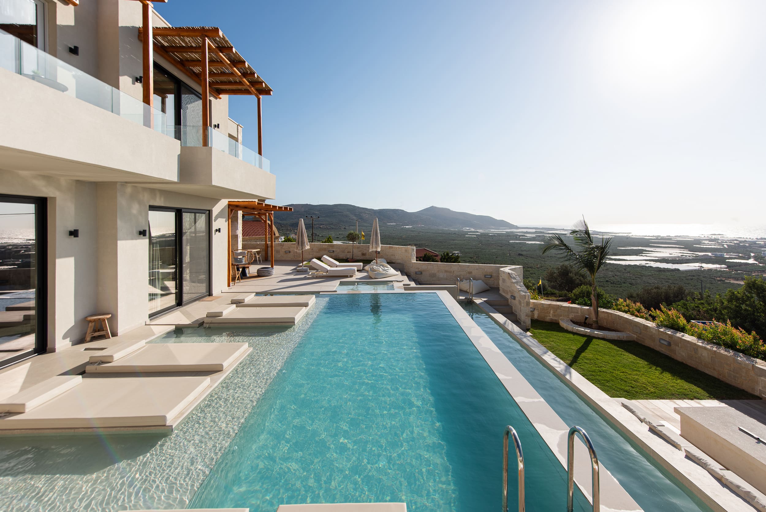 Villa Lysias Falassarna Kissamos: Luxury 20-Bedroom Apartment with Seaview and Swimming Pool, Kissamos