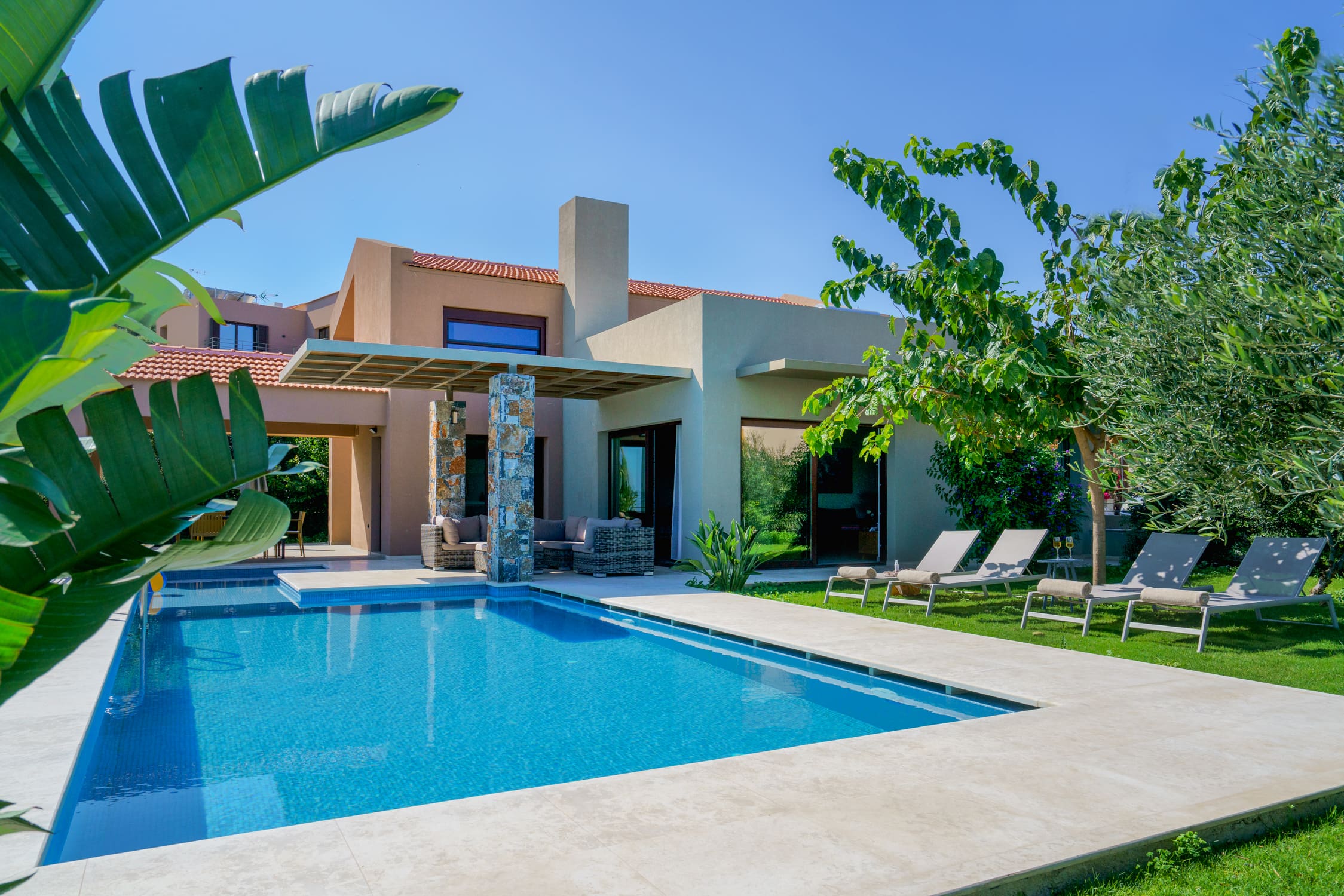 Villa Meltemi Kokkino: Luxury 3-Bedroom Apartment with Private Pool and Sea Views, Kokkino Chorio