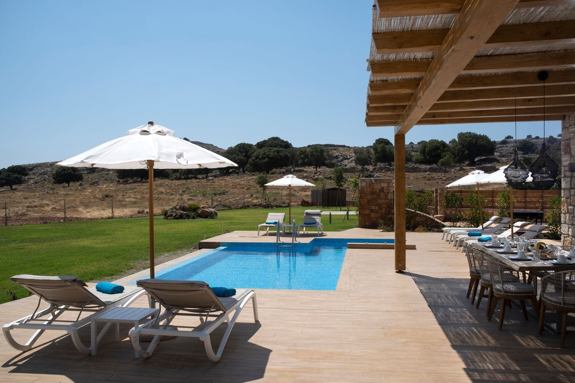 Villa Lysias Pefkos Lindos: 3-Bedroom Beachfront Apartment with Pool and Hot Tub, Lindos