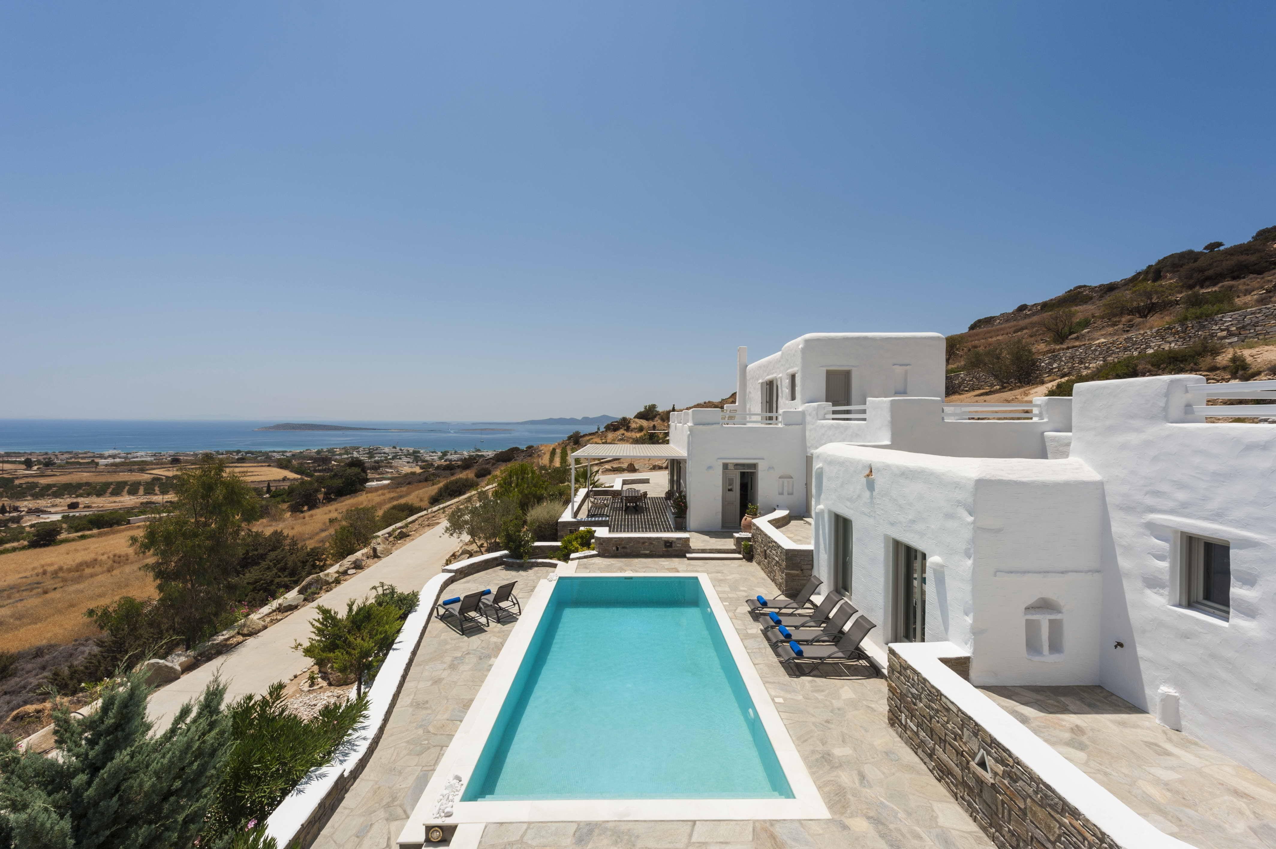 Villa Kyanos Piso Livadi Paros: Elegant 3-Bedroom Apartment with Shared Pool and Sea Views, Paros
