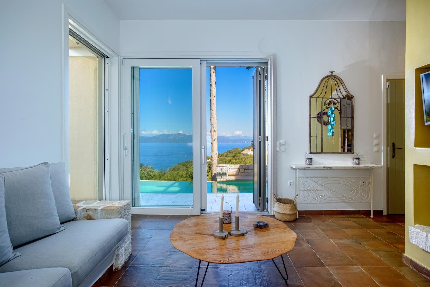 Villa Kaikias Gaios Paxi: 4-Bedroom Luxury Apartment with Sea View and Pool, Paxi