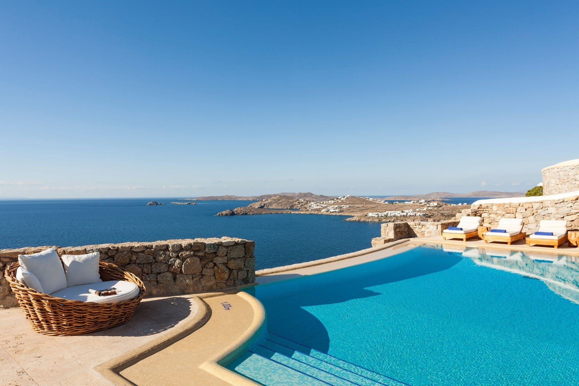 Villa Auge Kastro Psarou: Chic 3-Bedroom Apartment with Pool and Sea Views, Mykonos