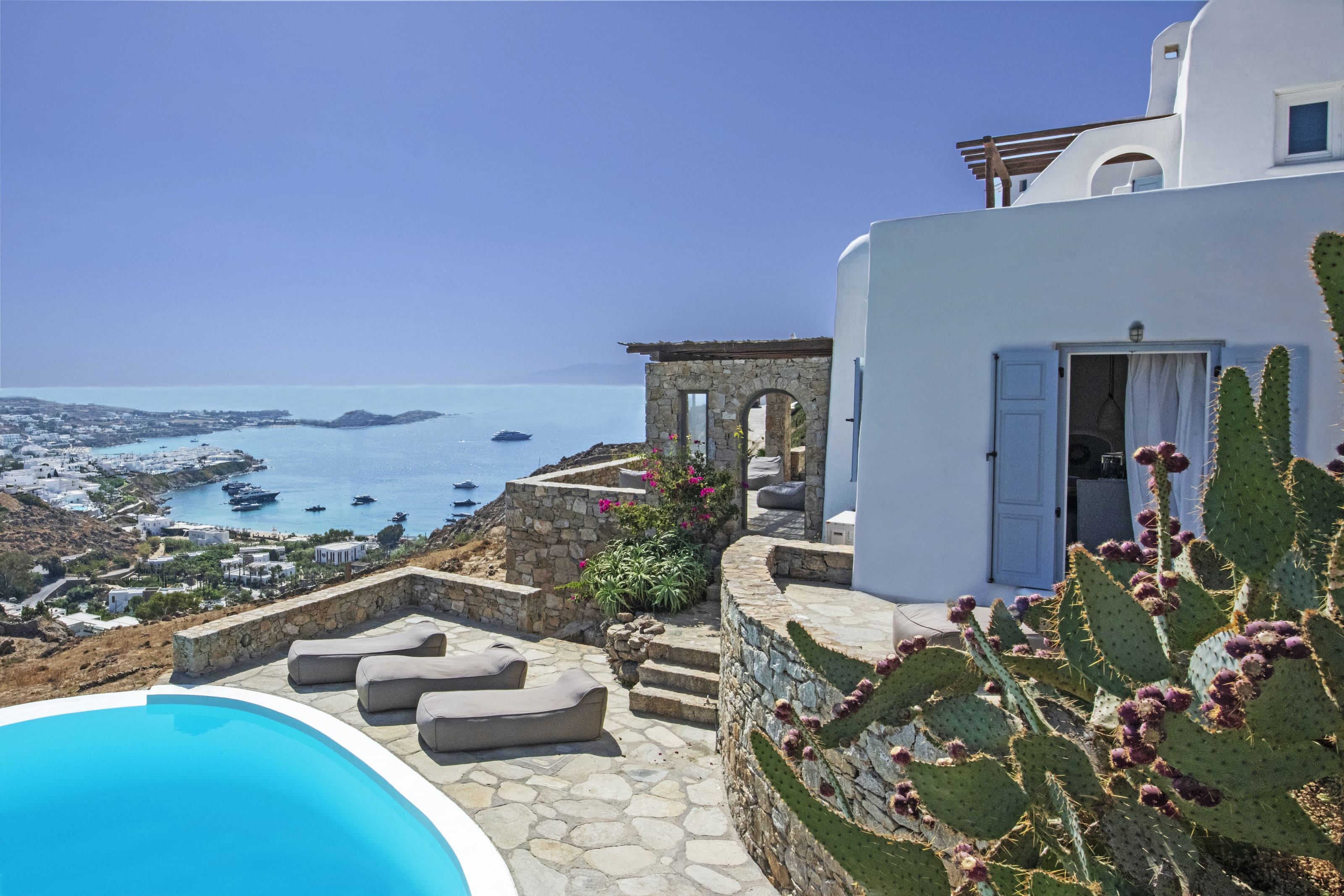 Villa Chrysos Agia Anna Psarou: Luxurious 4-Bedroom Apartment with Infinity Pool, Mykonos