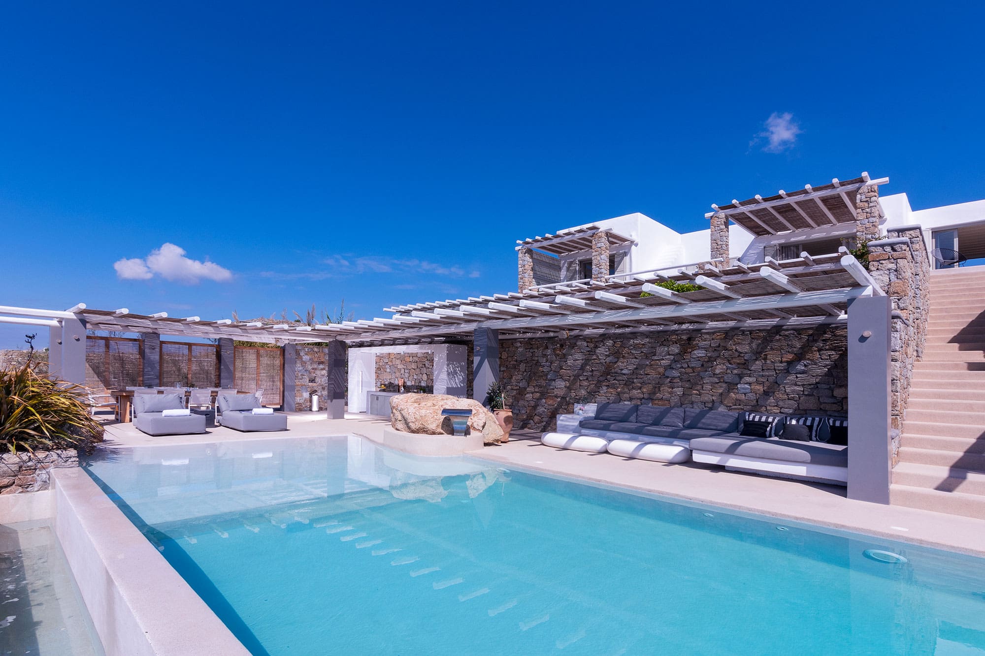 Villa Lysias Paraga Psarou: Elegant 3-Bedroom Apartment with Infinity Pool and Sea Views, Psarou