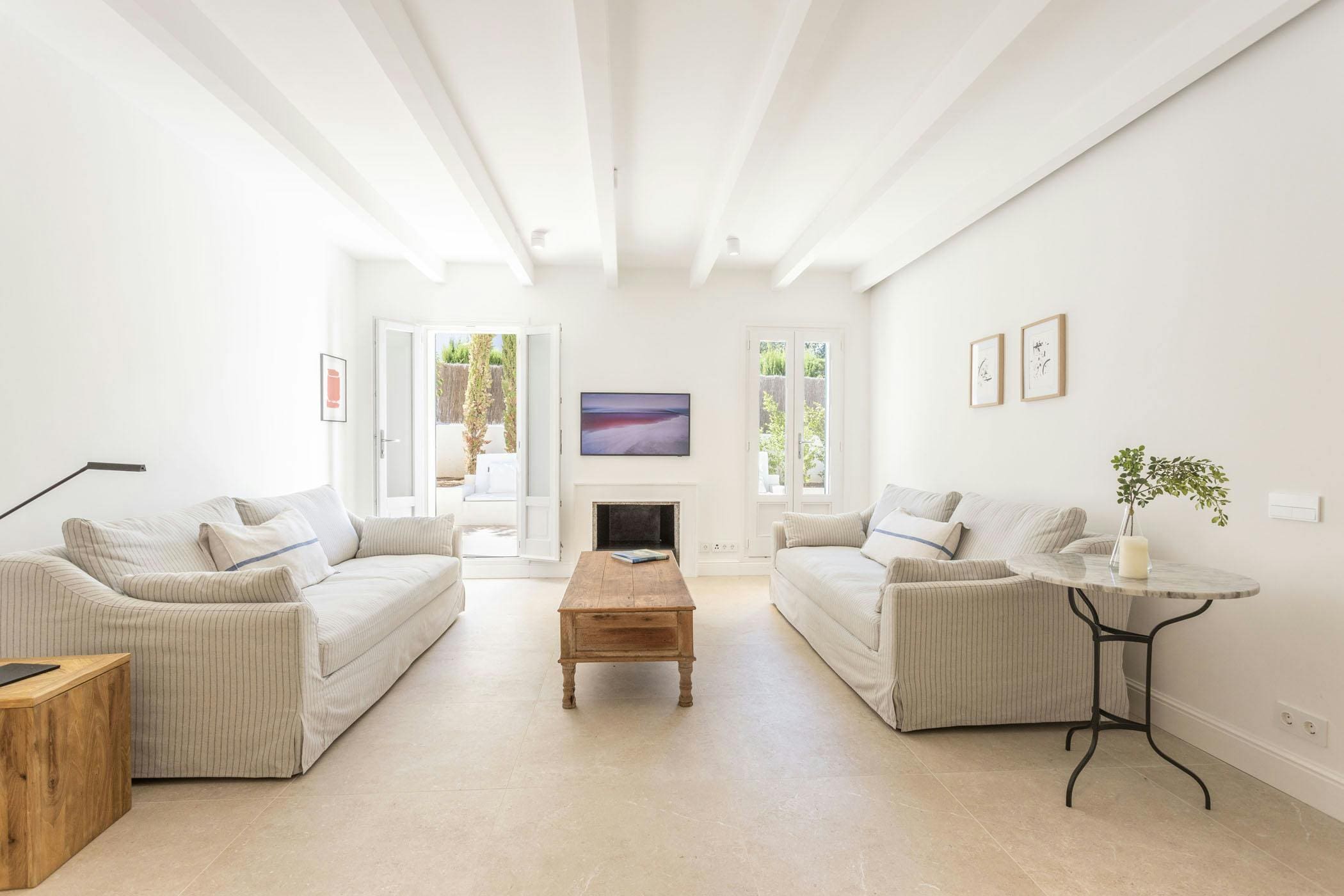 Villa Morro Alcudia: Spacious 3-Bedroom Apartment with Sea Views and Air Conditioning, Alcudia Mallorca