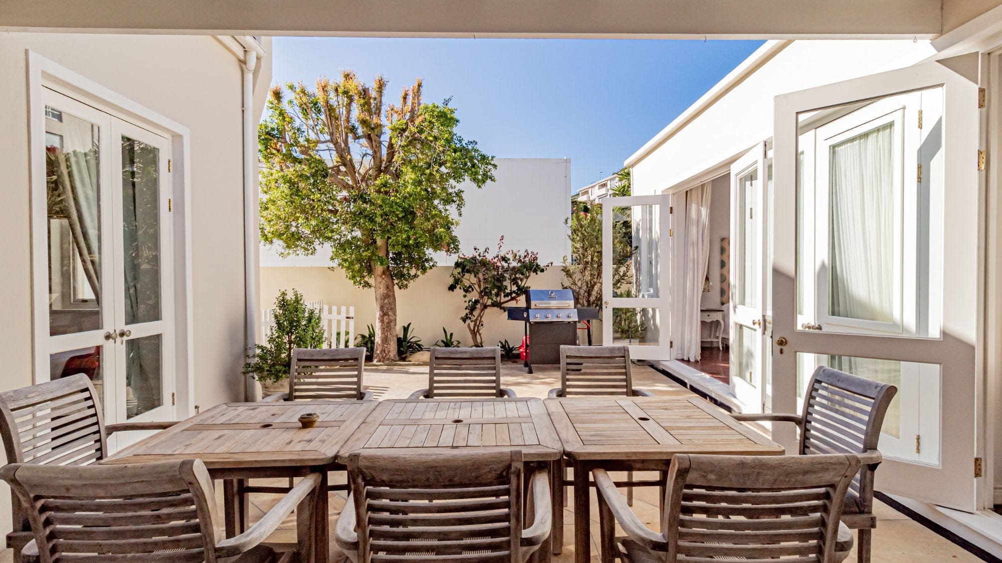 Villa Mouille Point SeaPoint: Spacious 4-Bedroom Apartment with Sea Views in Sea Point