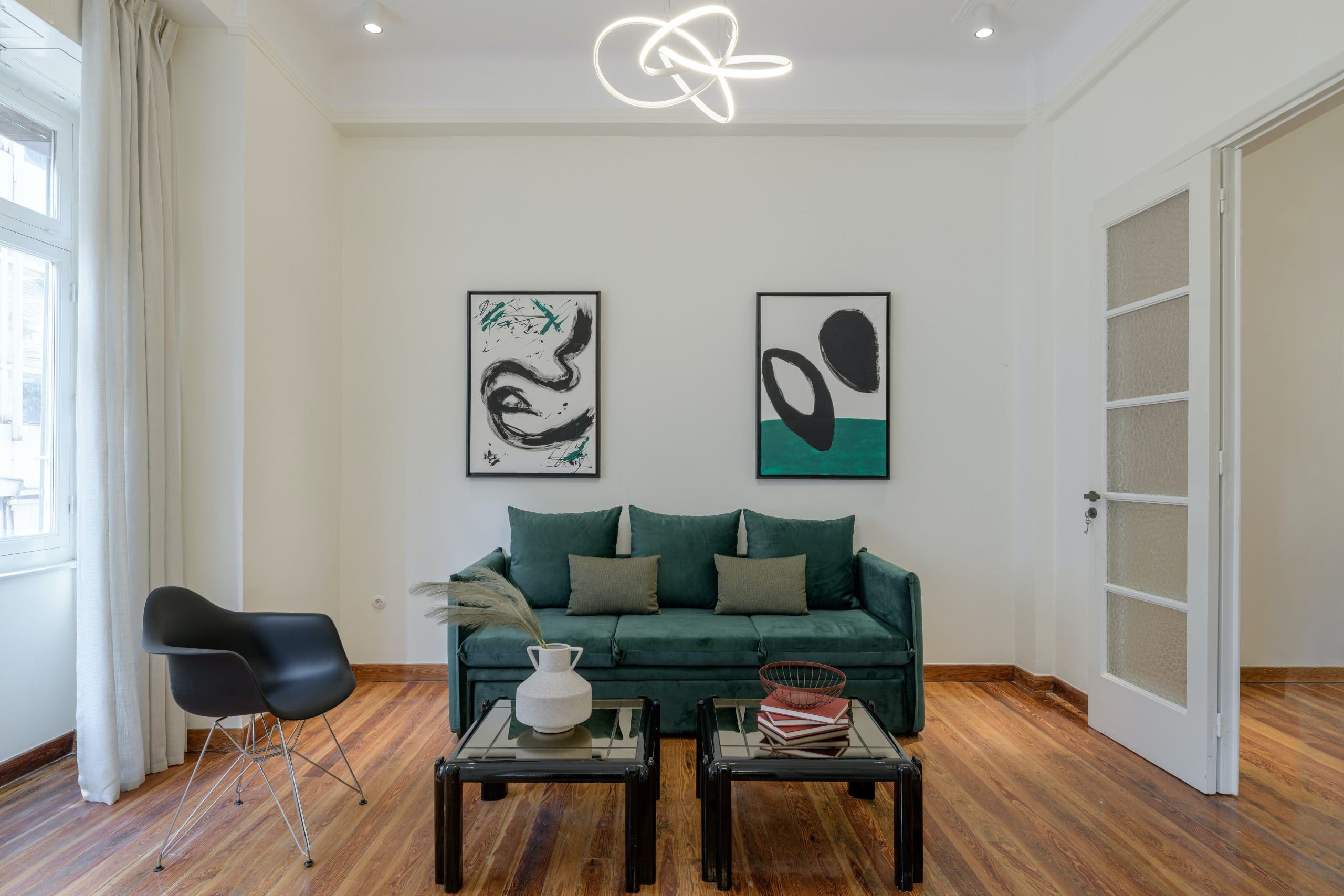 Villa Neoclassica Plaka: Elegant 3-Bedroom Apartment with Shared Terrace, Athens