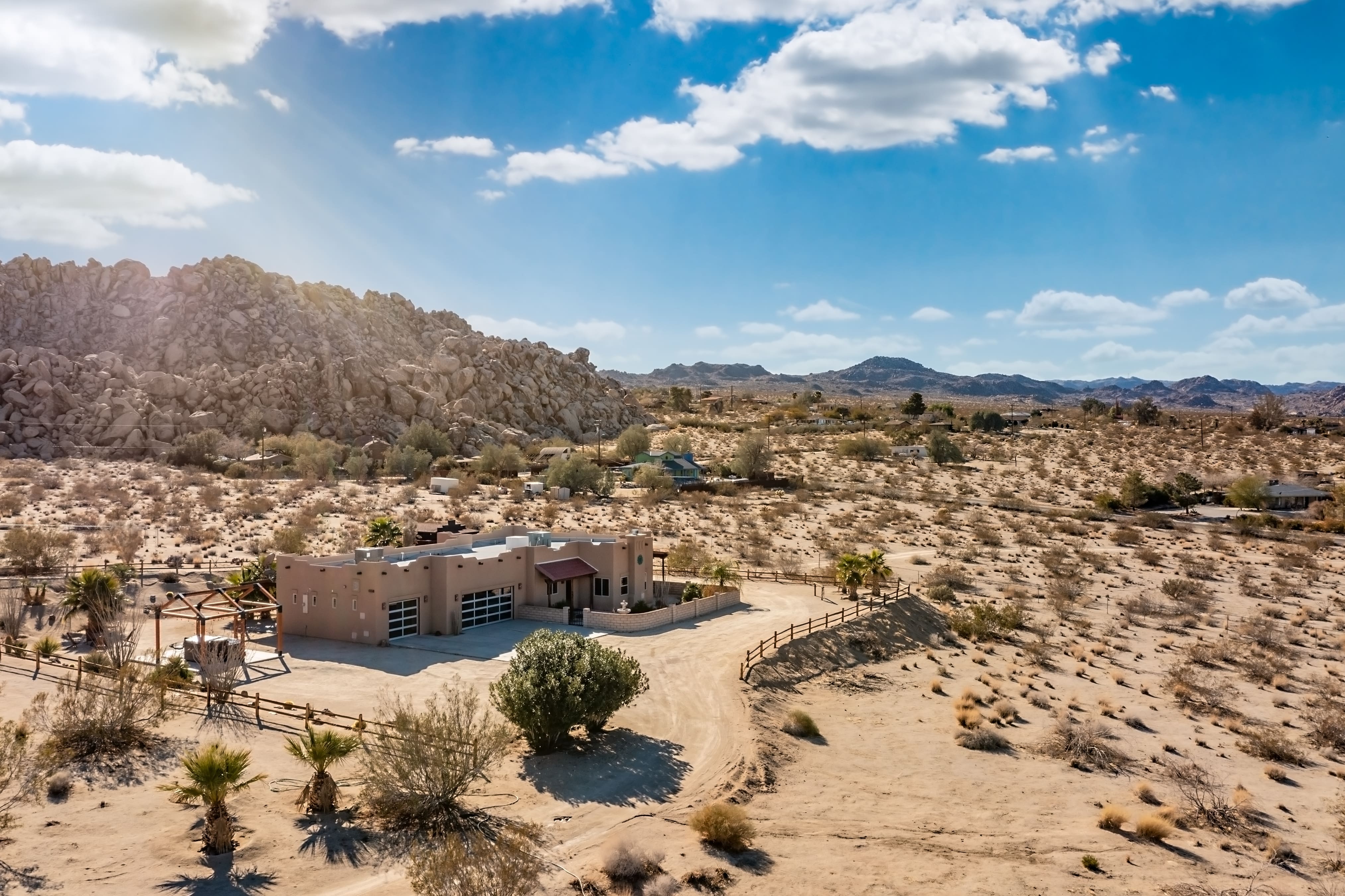 Villa Safira Wonderland Joshua Tree: Luxury 6-Bedroom Apartment with Hot Tub and Air Conditioning, Joshua Tree