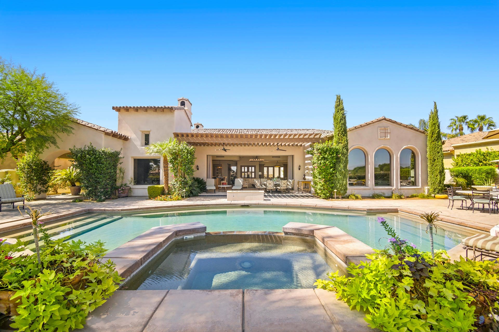 Villa Ocotillo La Quinta: Spacious 4-Bedroom Apartment with Heated Pool and Hot Tub, La Quinta