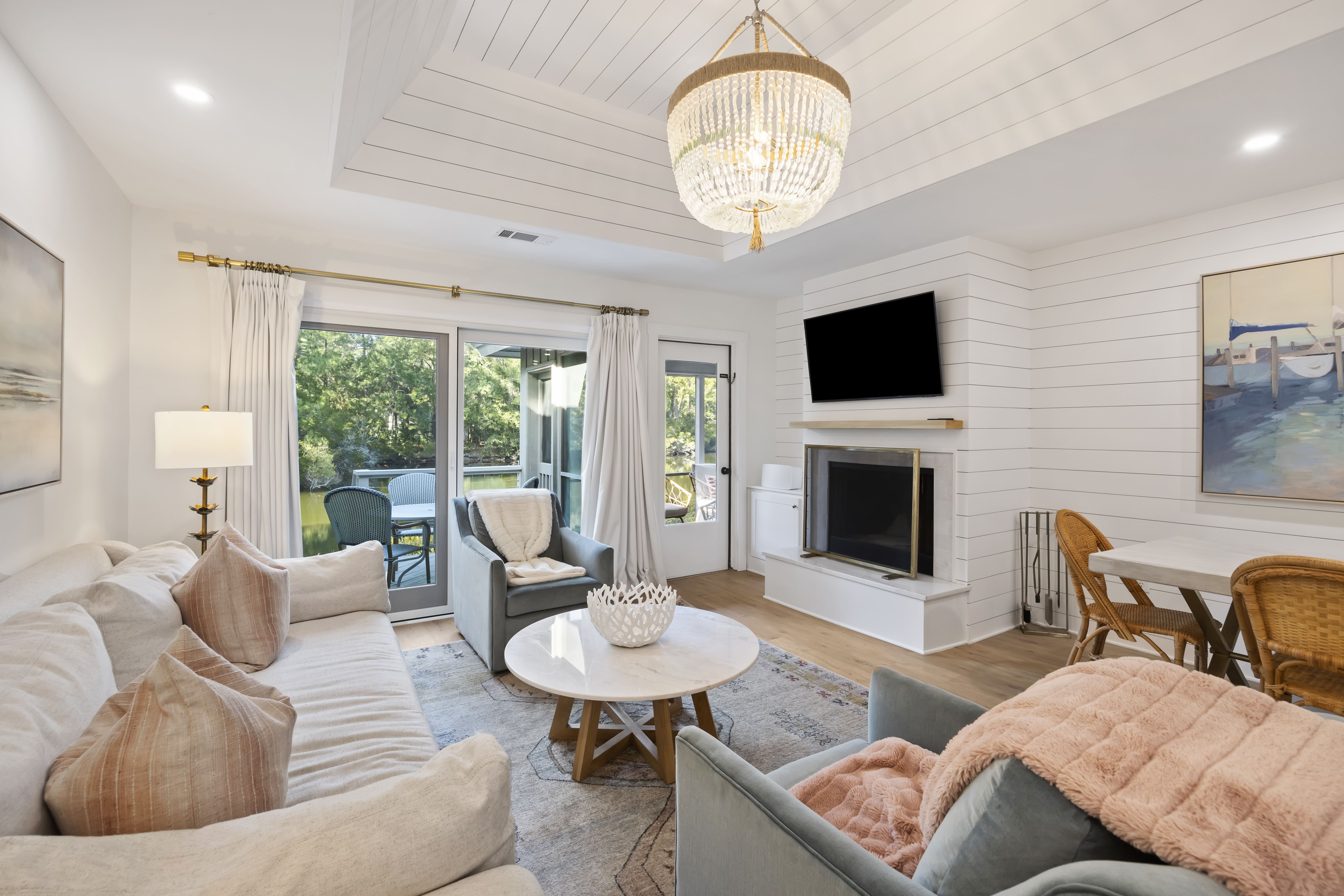 Villa Palmetto Johns Island: Charming 3-Bedroom Golf Villa Rental with Pool and Sea Views, Johns Island