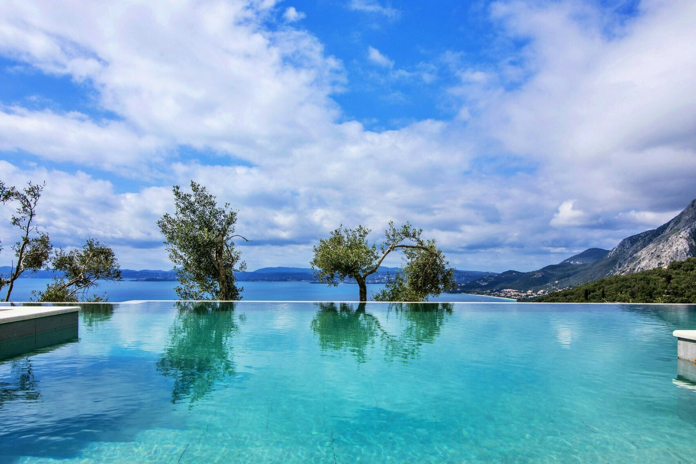 Villa Pantokrator Barbati: Elegant 2-Bedroom Villa with Infinity Pool, Barbati, Corfu