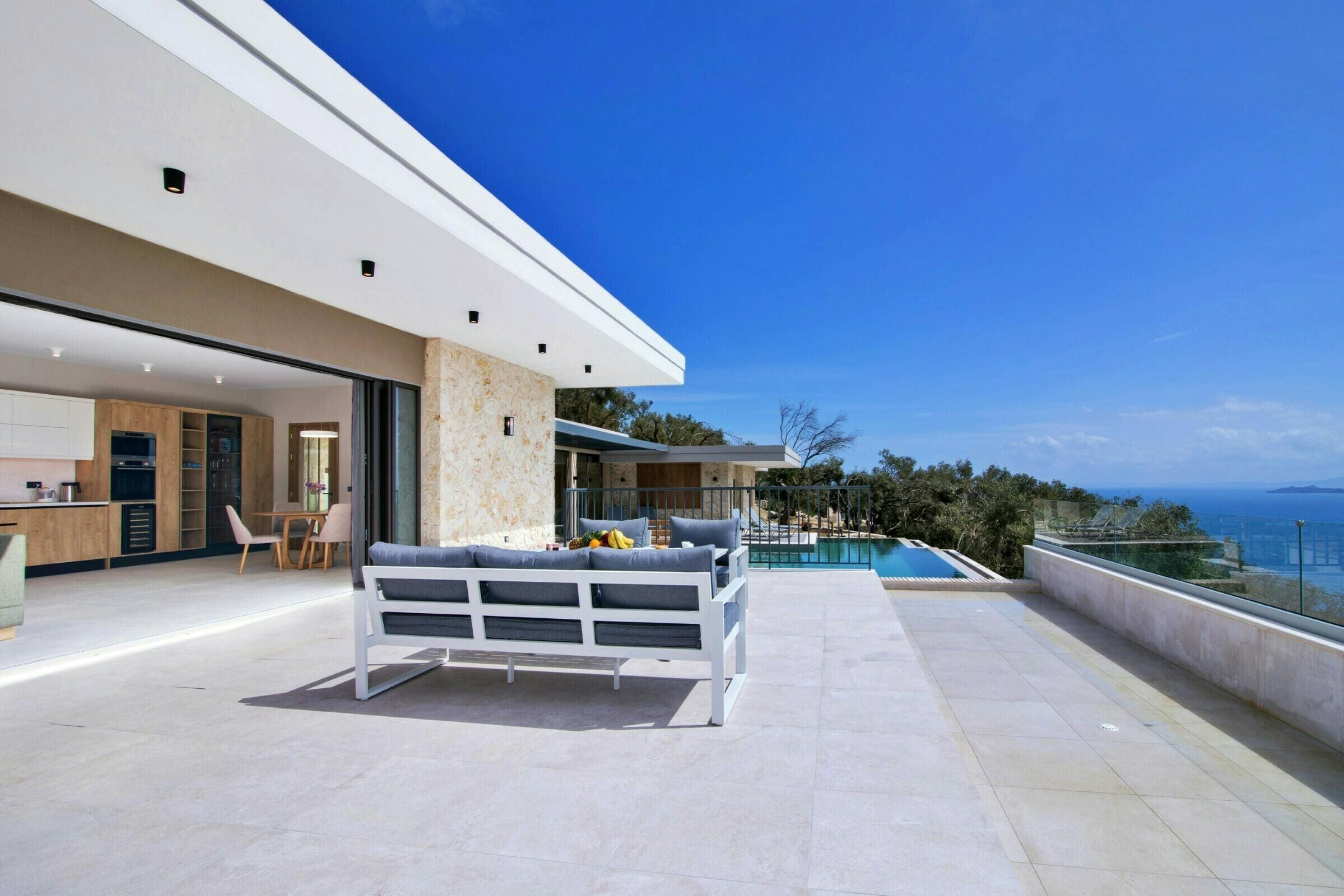 Villa Pantokrator Barbati: Elegant 2-Bedroom Villa with Infinity Pool, Barbati, Corfu