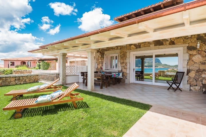 Villa Pinu Golfo Aranci: Charming 2-Bedroom Apartment with Seaview and Pool, Sardinia