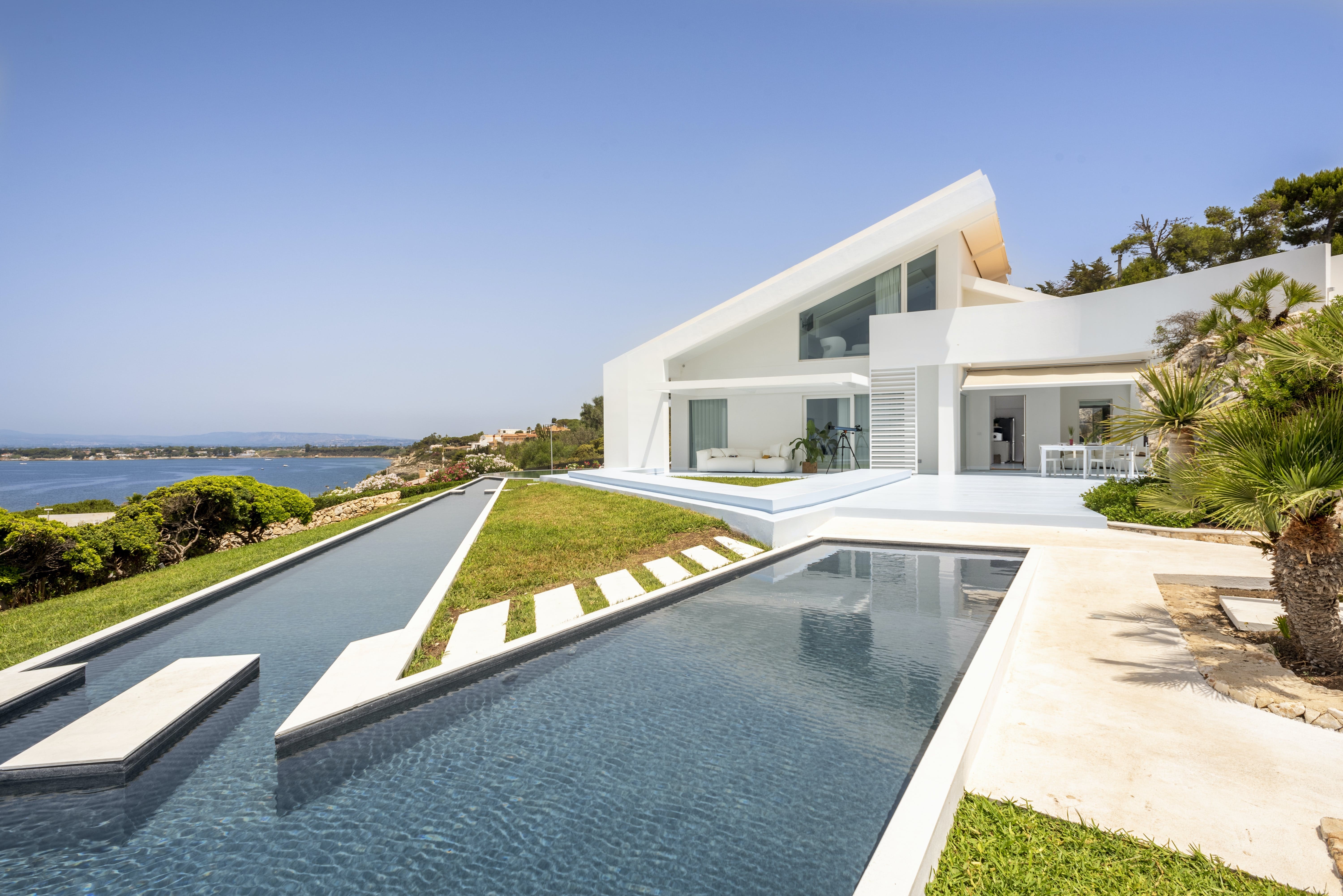 Villa Maestrale Ognina Syracuse: Luxury 4-Bedroom Villa with Pool and Seaviews, Syracuse
