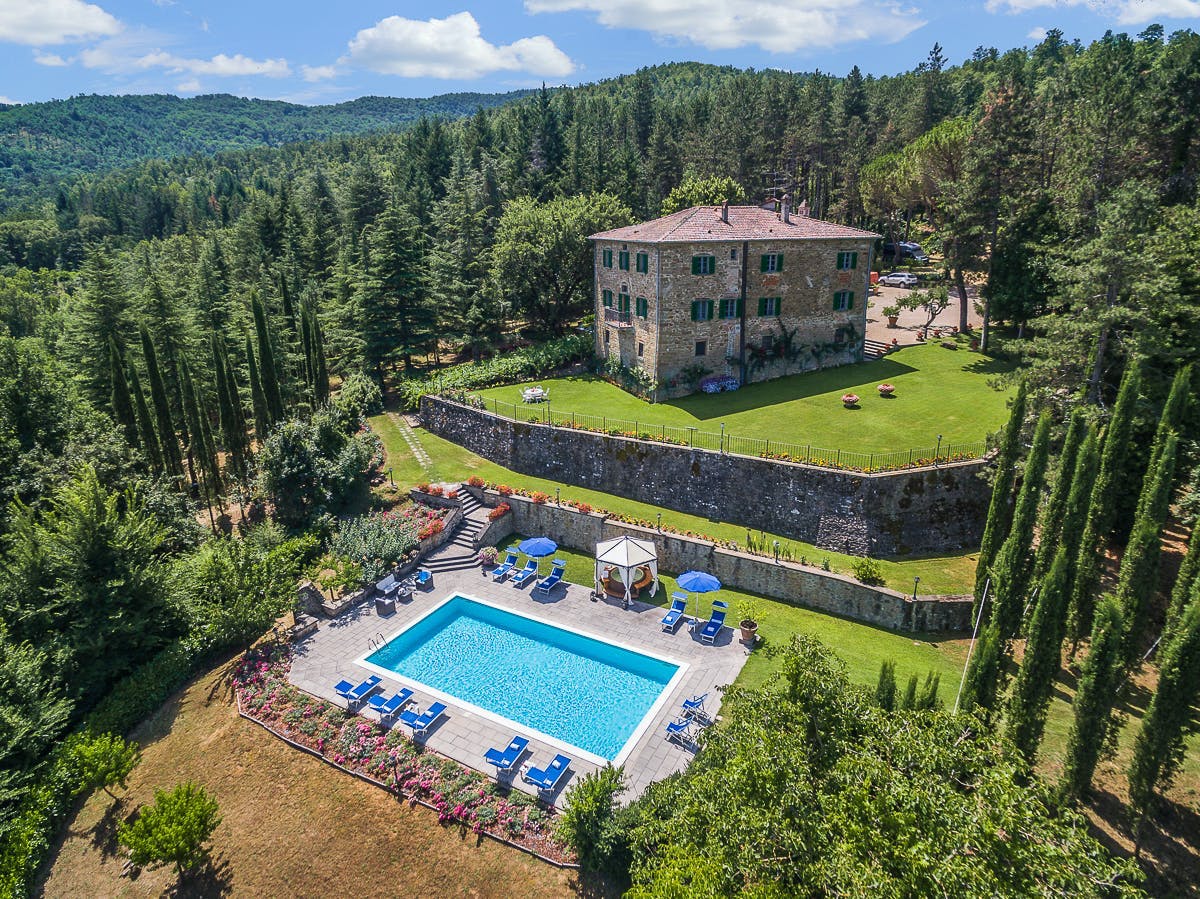 Villa Poggio Monterchi: Luxury 6-Bedroom Villa with Private Pool and Hot Tub, Arezzo Tuscany