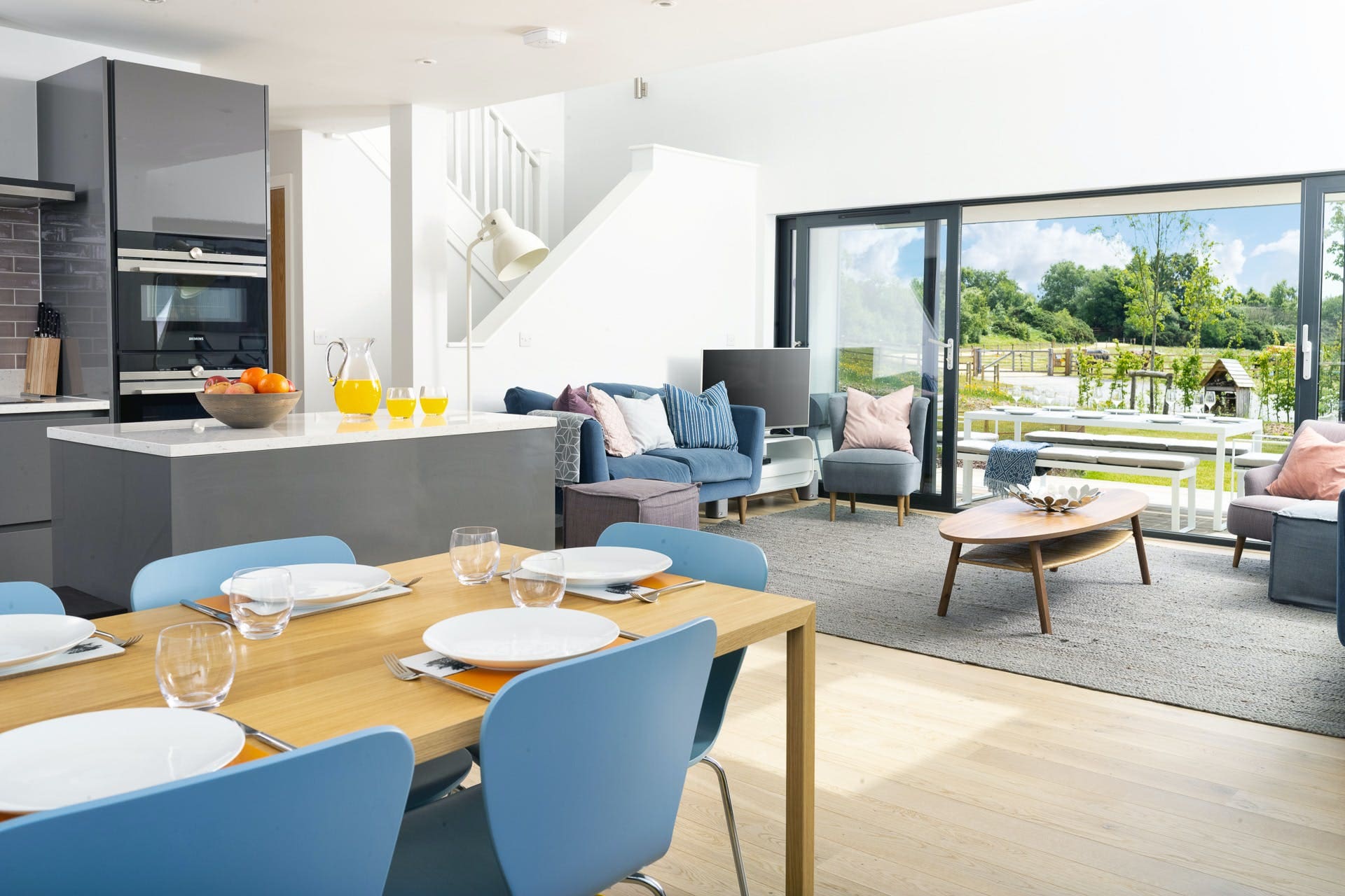 Villa Radipole Weymouth: Spacious 4-Bedroom Apartment with Infinity Pool Near Beach, Weymouth