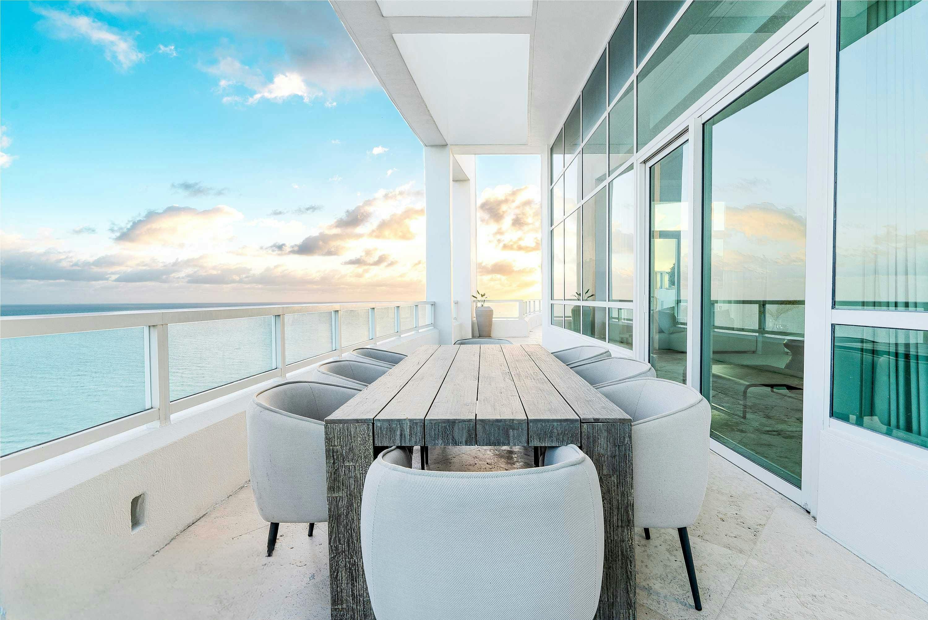 Villa Vermeil Normandy Isle Miami Beach: Luxury 5-Bedroom Villa with Hot Tub and Resort Pools, Miami Beach