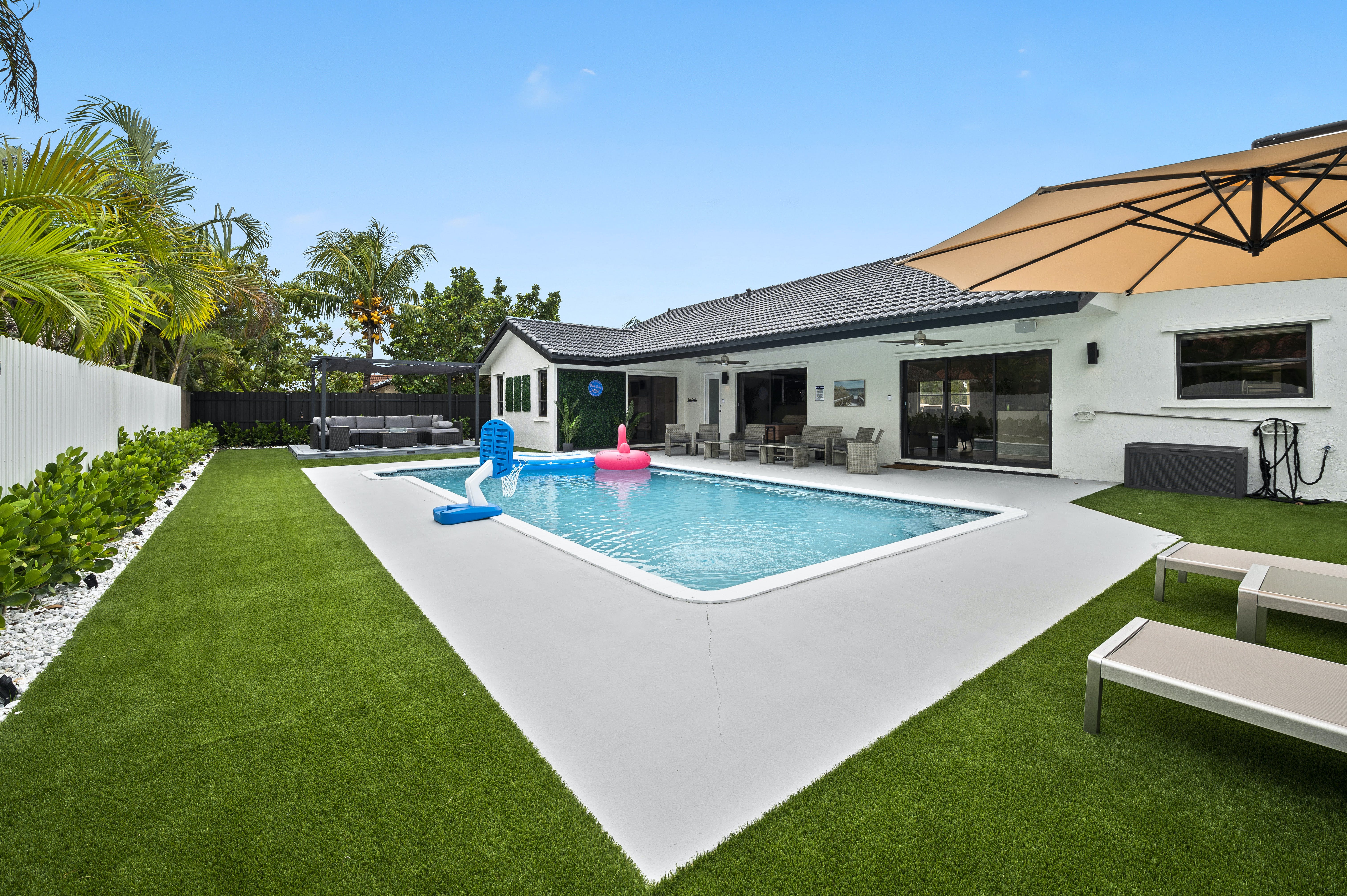 Villa Lysias Di Lido Miami: Luxury 3-Bedroom Villa with Private Pool and Seaview, Miami
