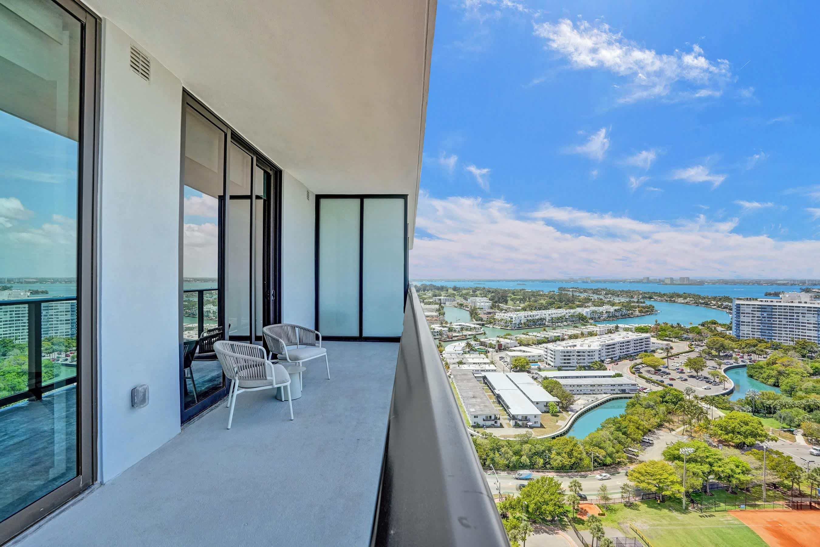 Villa Sabal Surfside: Luxury 2-Bedroom Apartment with Pool and Beach Access, Surfside