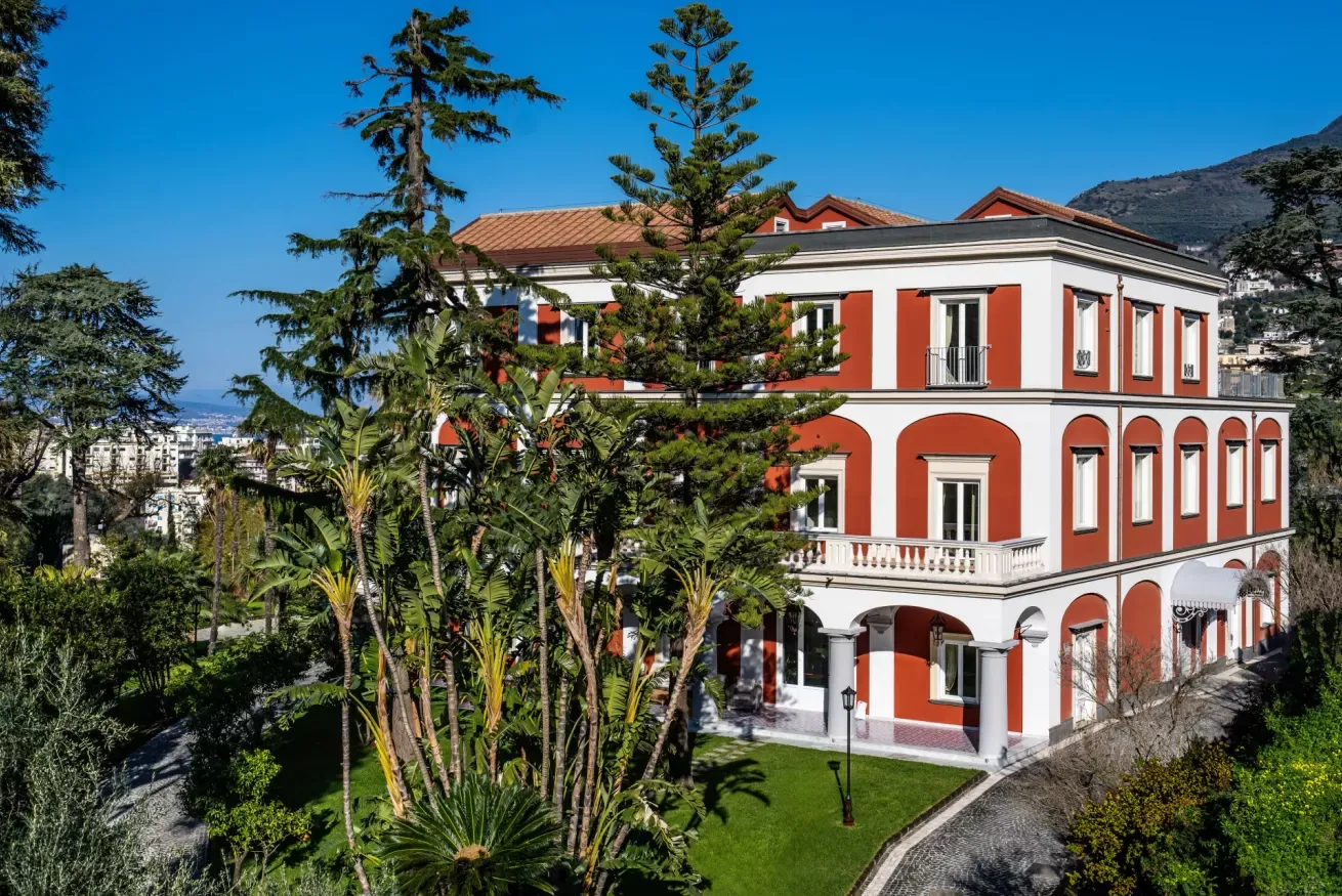 Palazzo Levante Posillipo Napoli: 11-Bedroom Luxury Villa with Seaview and Pool, Sorrento