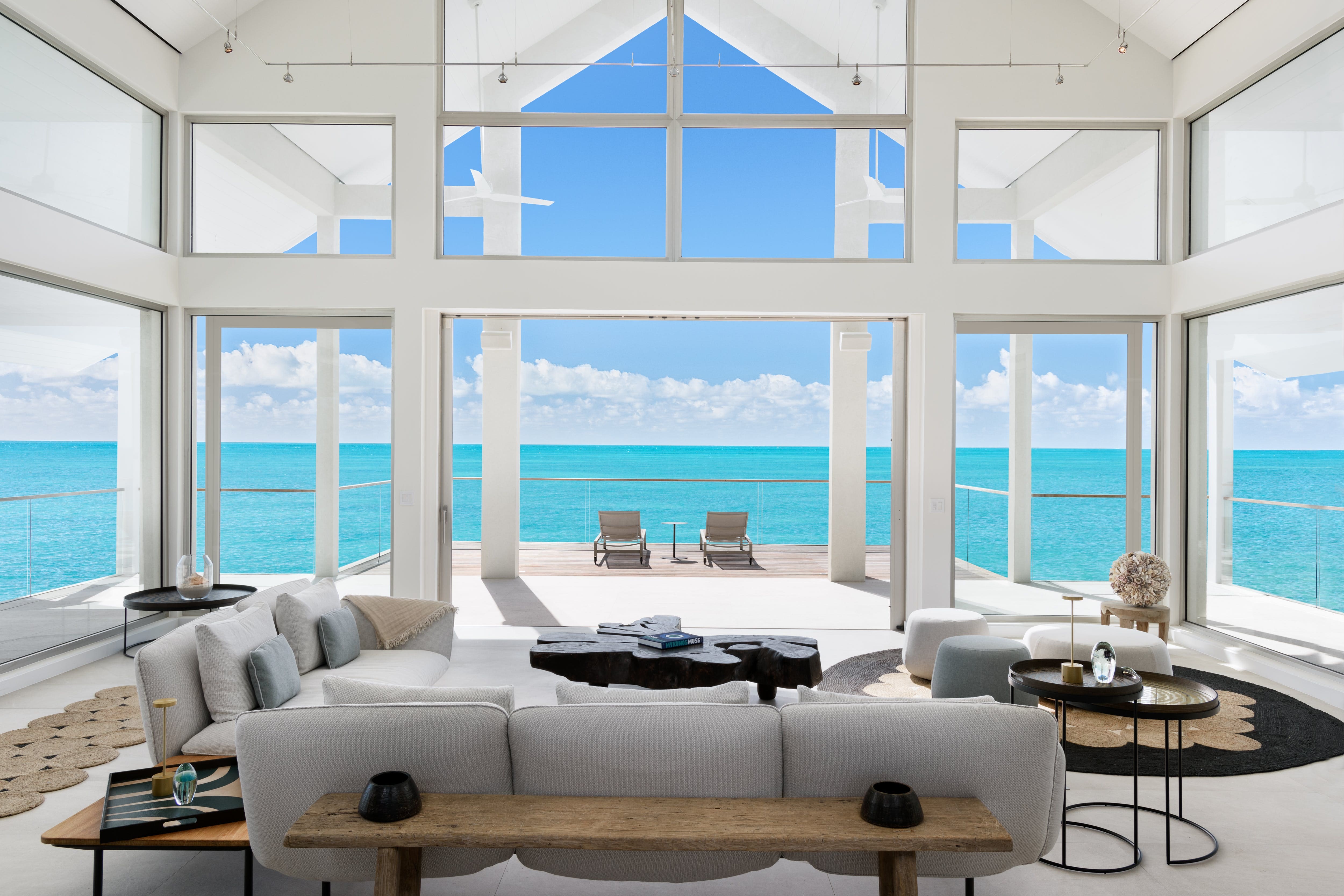Villa Sapodilla Providenciales: 9-Bedroom Beachfront Villa with Infinity Pool, Turks and Caicos Islands