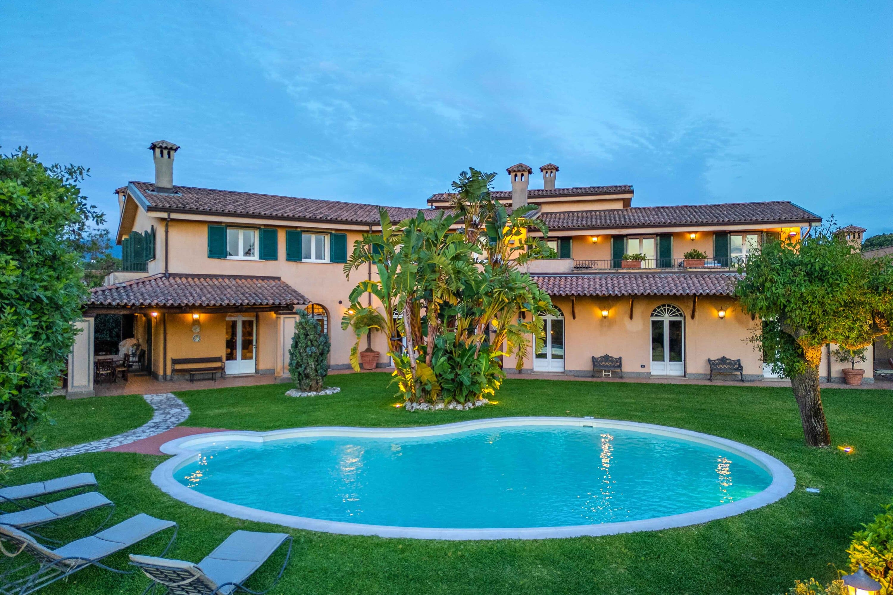 Villa Sirocco Messina: Luxury 7-Bedroom Villa with Gym and Hot Tub, Messina