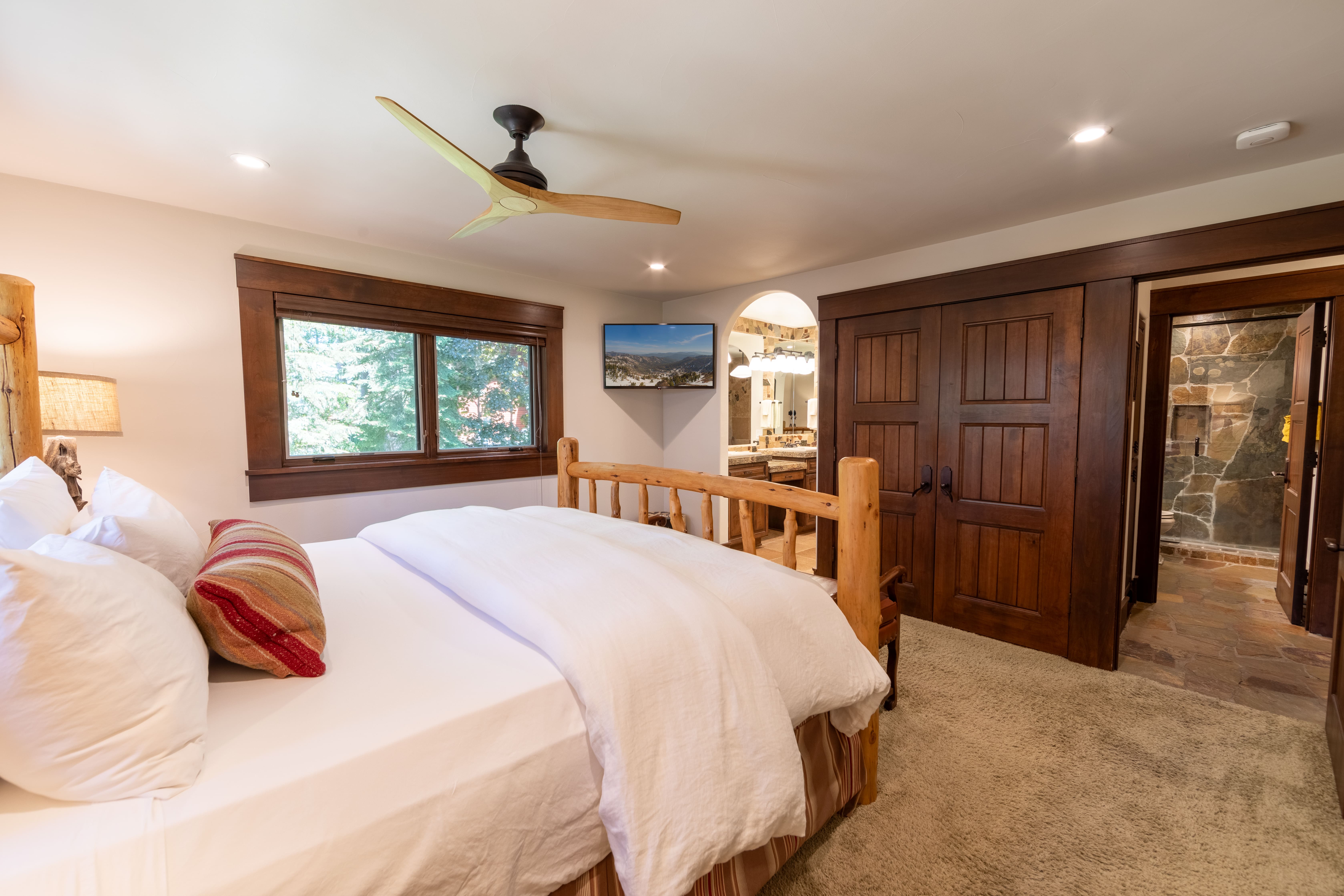 Villa Tallac Tahoe: Luxury 4-Bedroom Villa with Lake Views and Family-Friendly Amenities, Lake Tahoe
