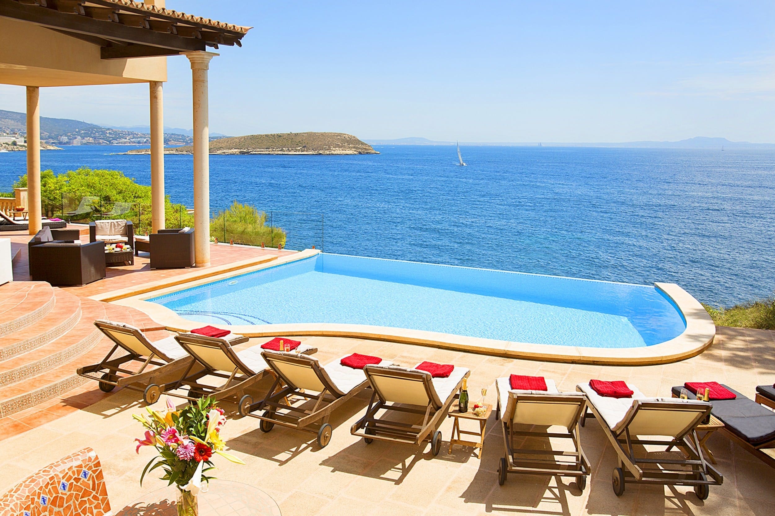 Villa Llevant Son Caliu Magaluf: Spacious 5-Bedroom Apartment with Infinity Pool and Sea Views, Magaluf