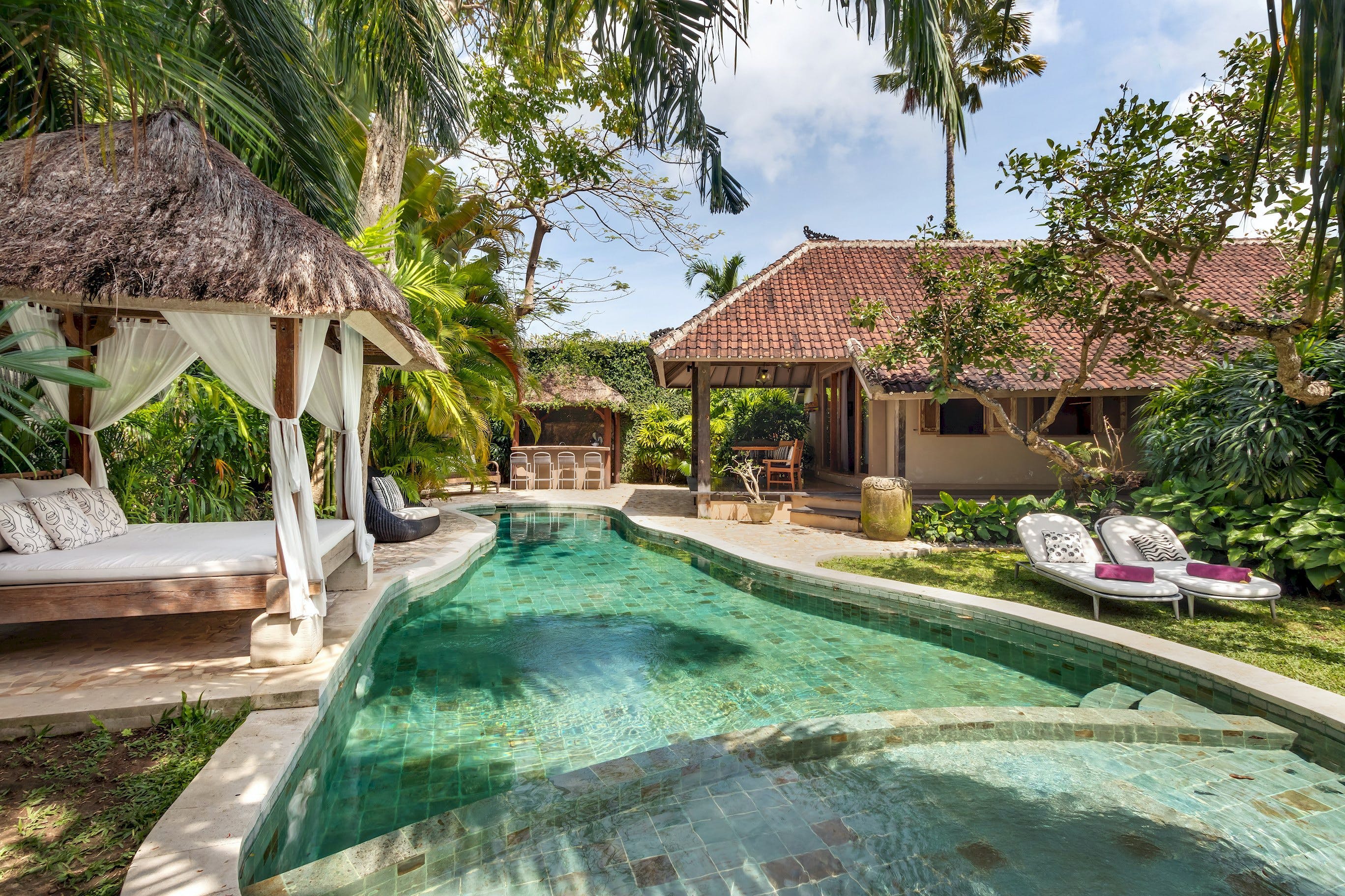 Villa Tunjung Petitenget: Luxury 5-Bedroom Villa with Private Pool and Sea Views, Bali