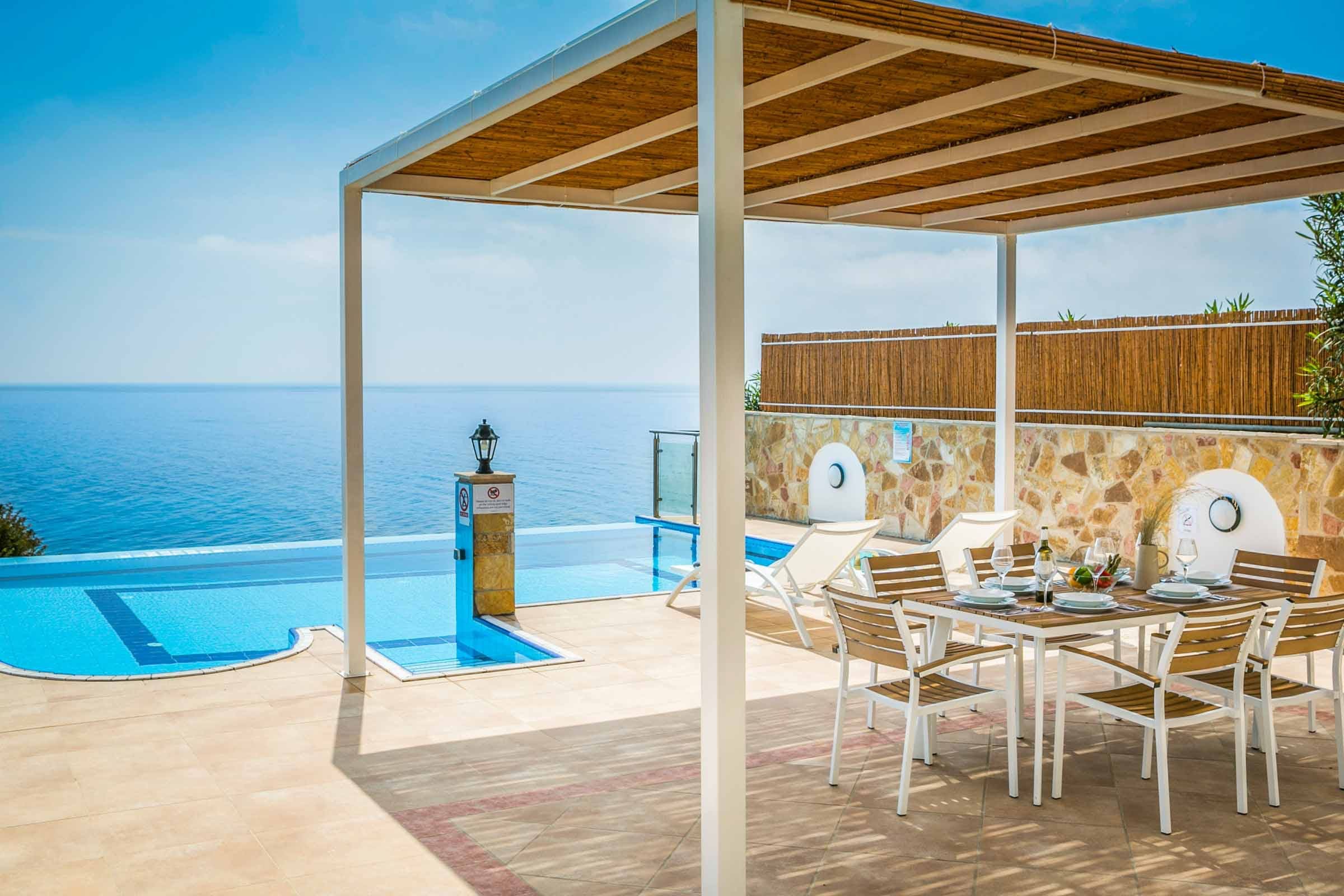 Villa Vardiani Skala: Spacious 3-Bedroom Townhouse Apartment with Pool and Sea Views, Livathos