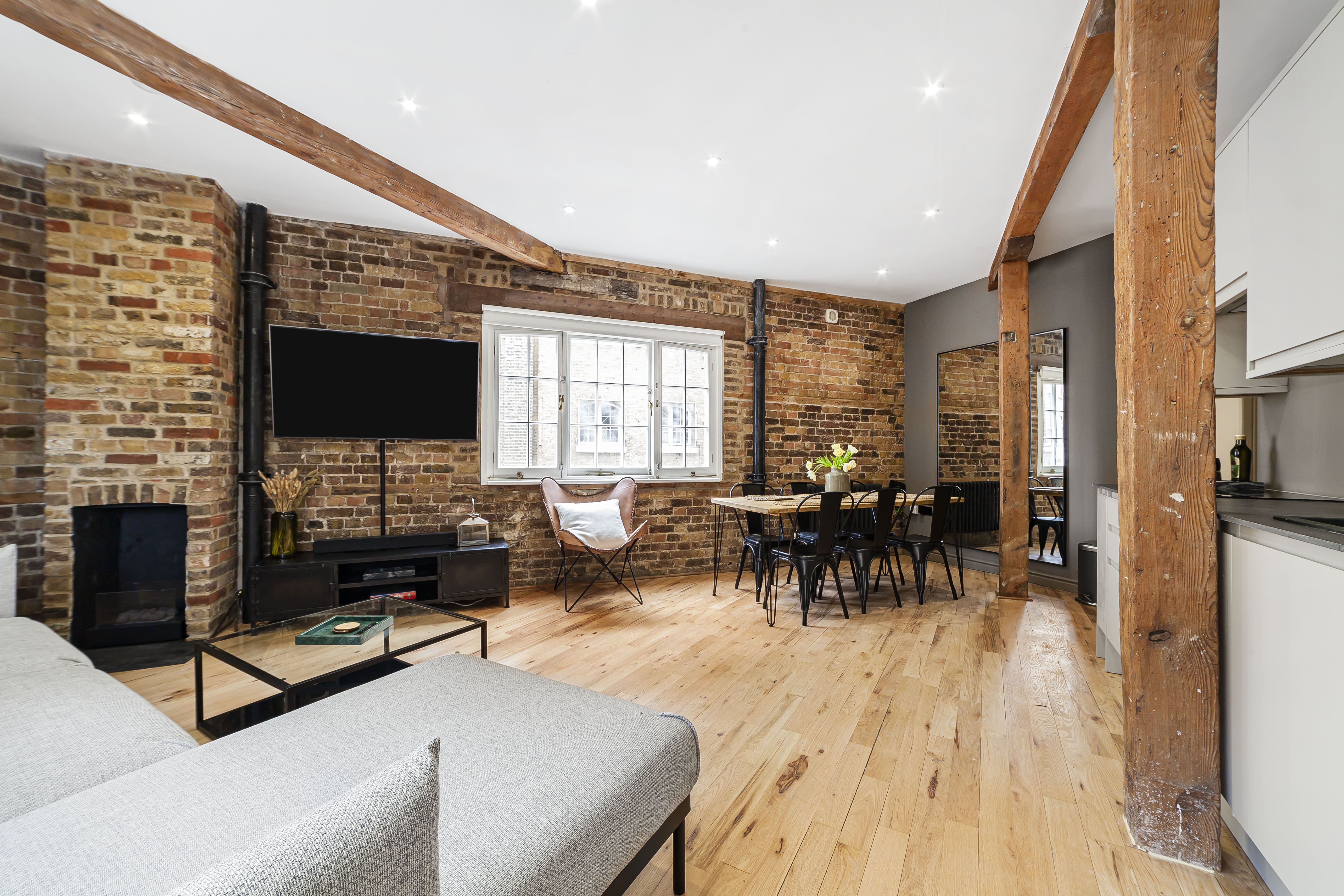 Warehouse Clink Southwark: Stylish 2-Bedroom Warehouse Villa Rental with City Views, Southwark London