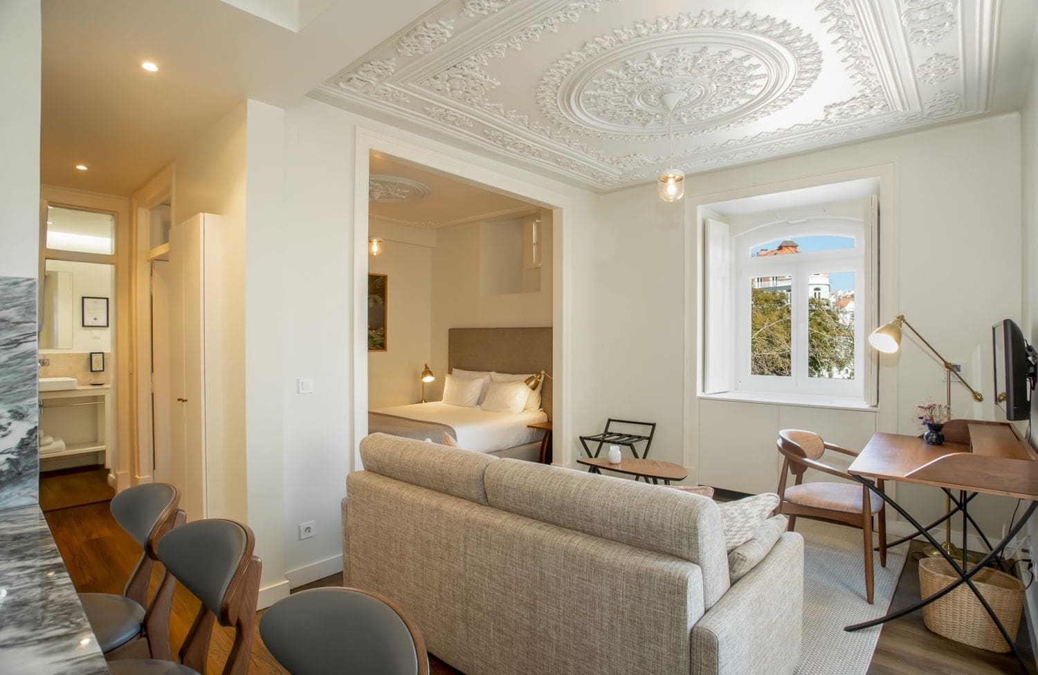Apartamento Dourado Madragoa Lisboa: 1-Bedroom Design District Retreat with Spa Access in Santos,