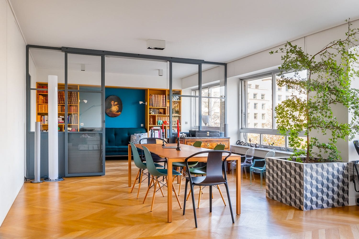 Appartement Lumière Invalides Paris: 2-Bedroom Eiffel Tower Views, Spa Access & Chic Parisian Liv