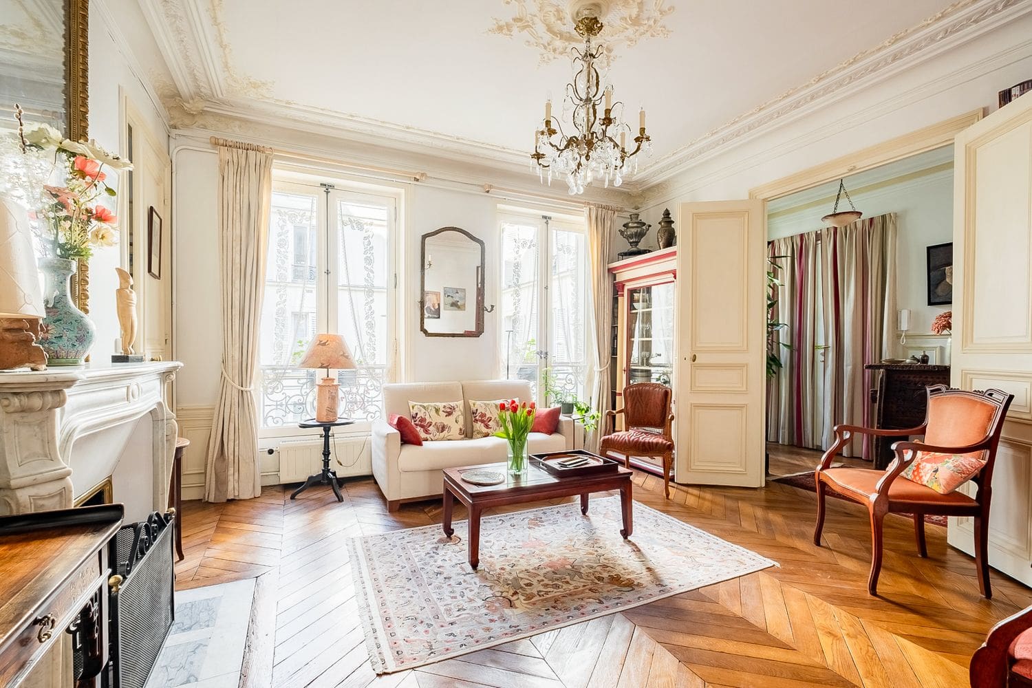 Appartement Lumière Madeleine Paris: 2-Bedroom Haussmannian Luxury Apartment Rental Paris with Sp