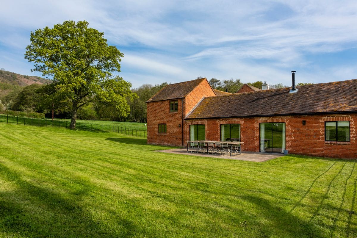 Barn Honeygold Eastnor Ledbury: 4-Bedroom Luxury Barn Rental with Spa & Malvern Hills Views