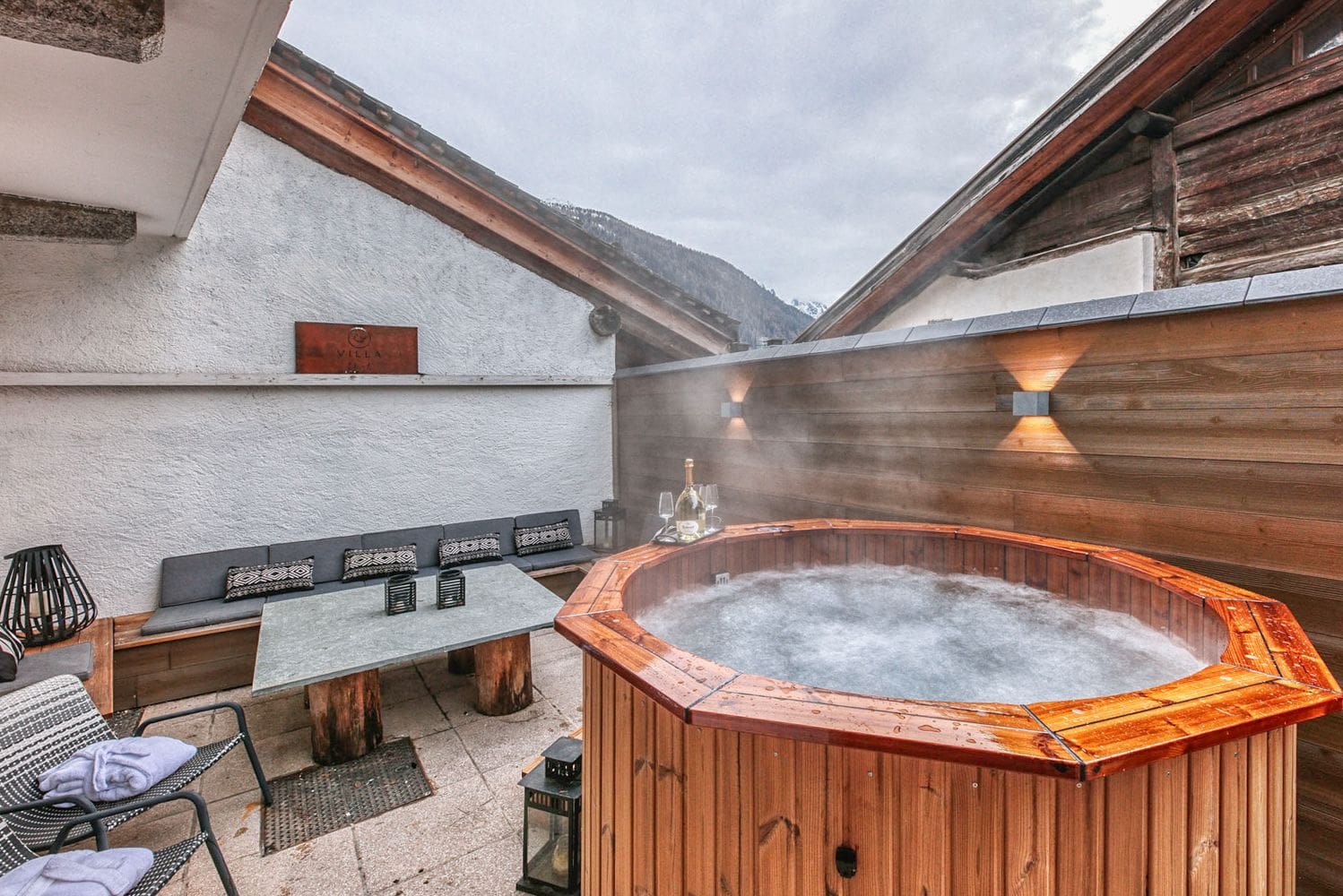 Chalet Cristallin Lognan Chamonix: 7-Bedroom Historic Alpine Retreat with Hot Tub and Sauna in