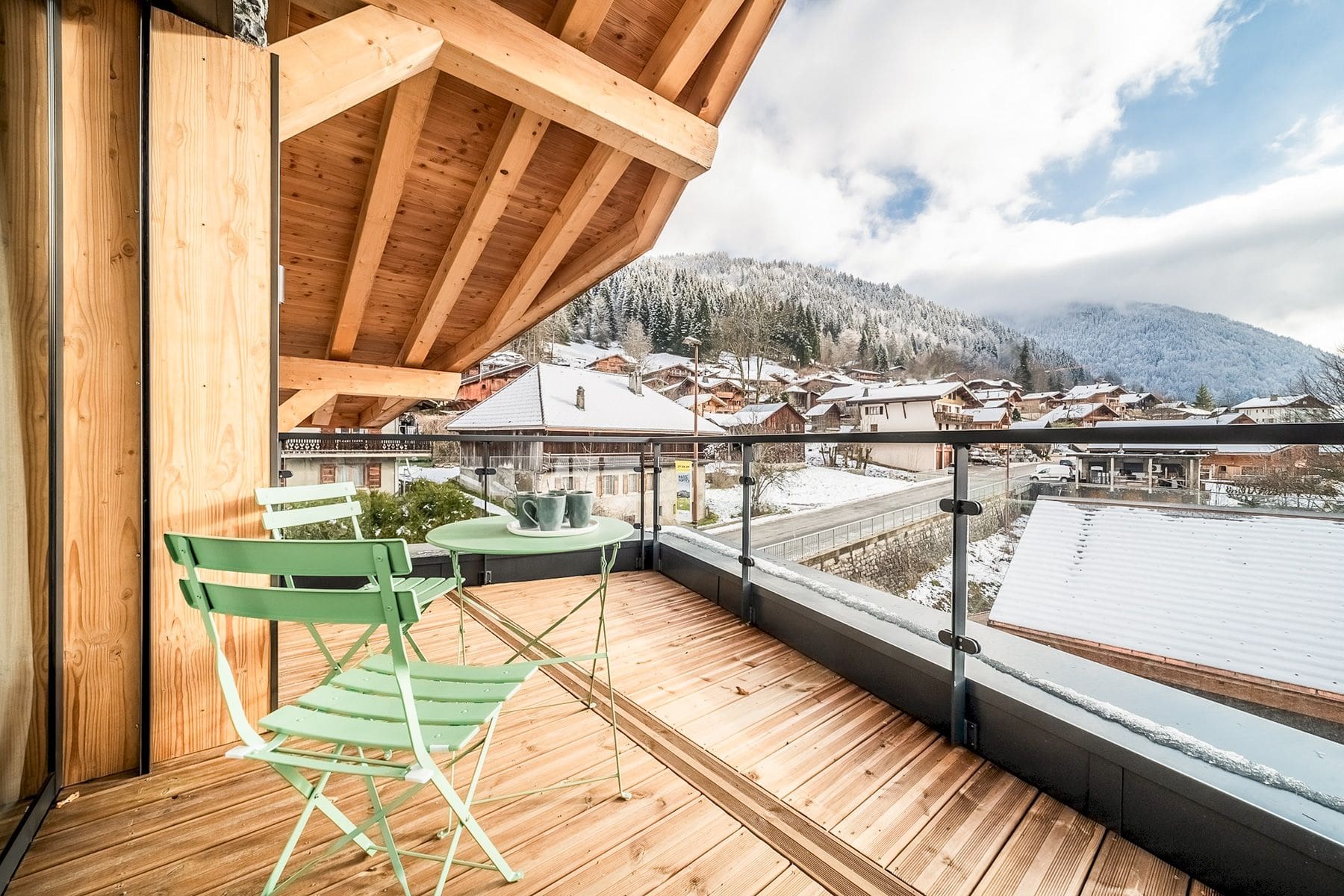 Chalet Cristallin Nyon Morzine: 4-Bedroom Ski Chalet with Sauna & Fireplace in Morzine, Port
