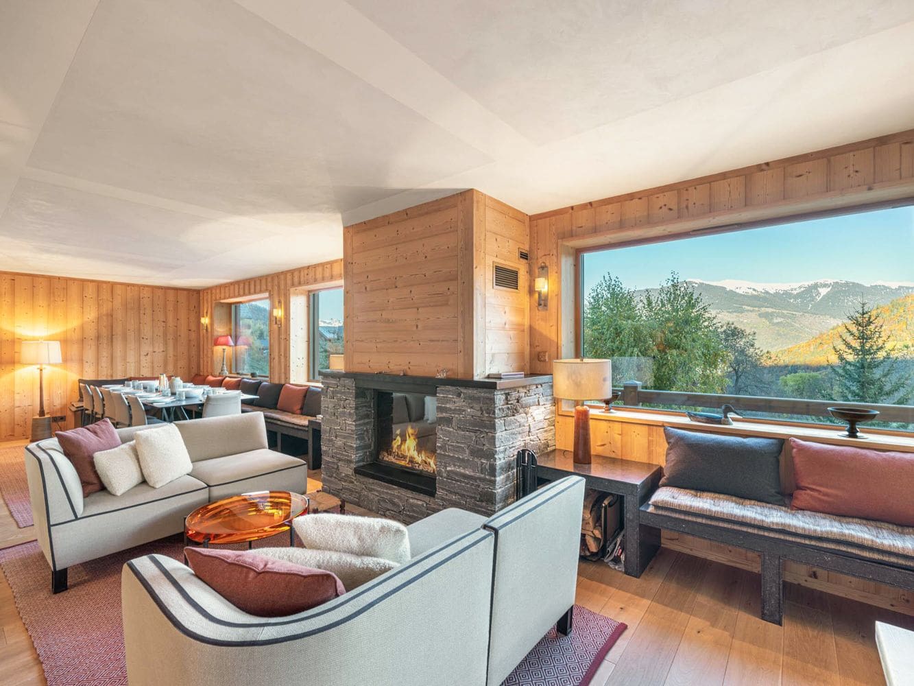 Chalet Lumière Burgin Méribel: 6-Bedroom Ski-In Luxury Chalet Rental in Meribel, 3 Valleys
