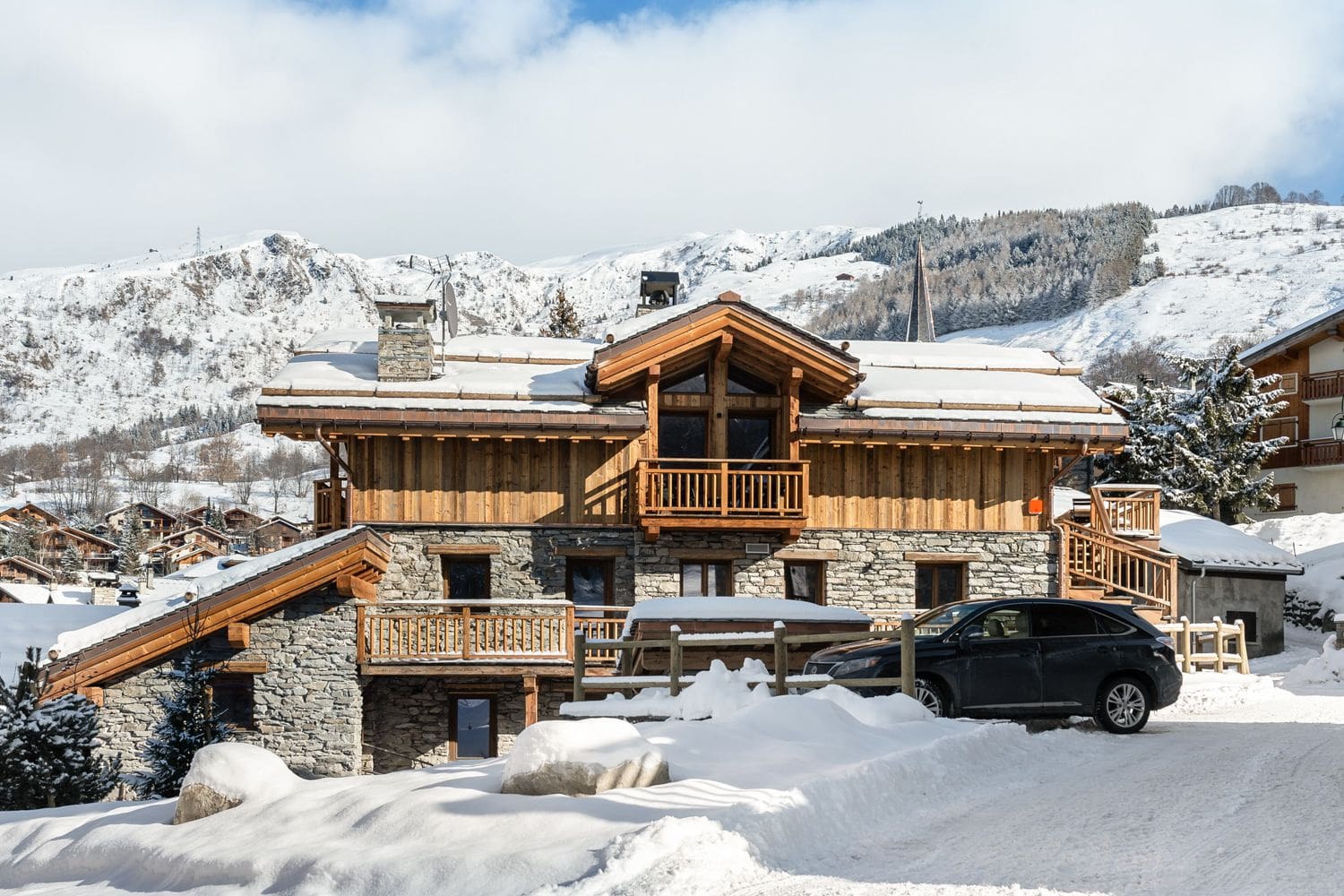 Chalet Lumière Méribel Belleville: 6-Bedroom Ski Chalet with Spa & Stunning Alpine Views in Sai
