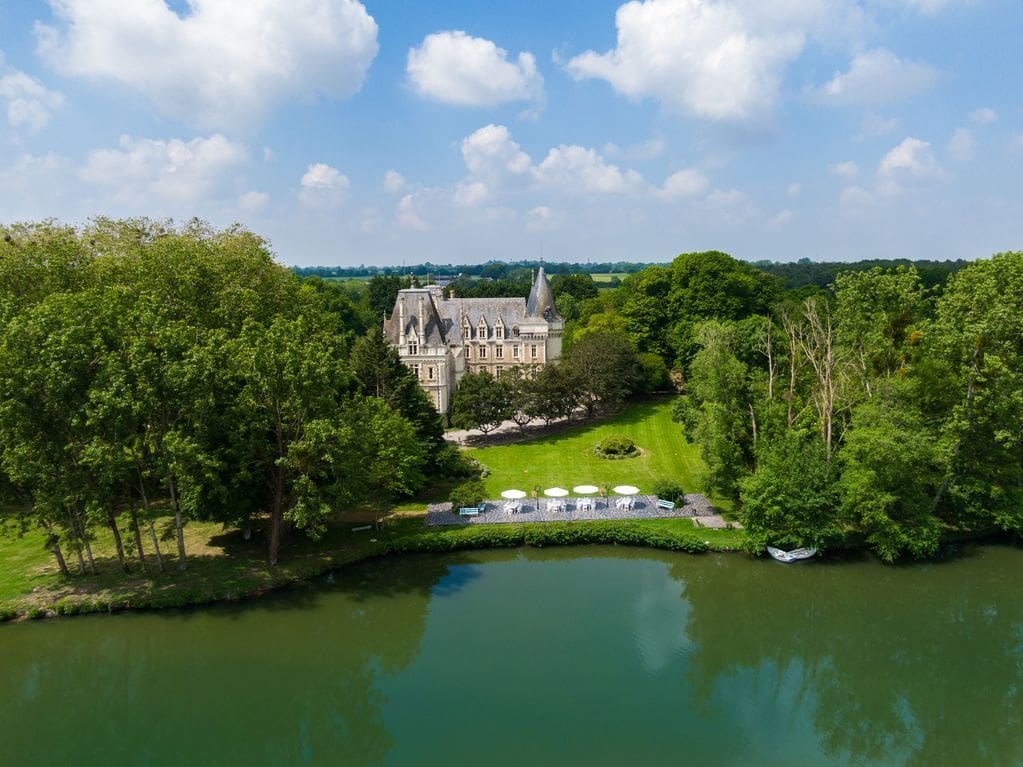 Château Lumière Sarthe Grez-Neuville: 19-Bedroom Château Rental with Private Lake and Estate in Gr
