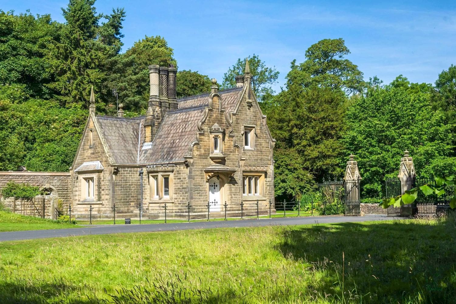 Manor Thistle Embsay Skipton: 3-Bedroom Cottage with Spa & Sauna on a Private Yorkshire Es