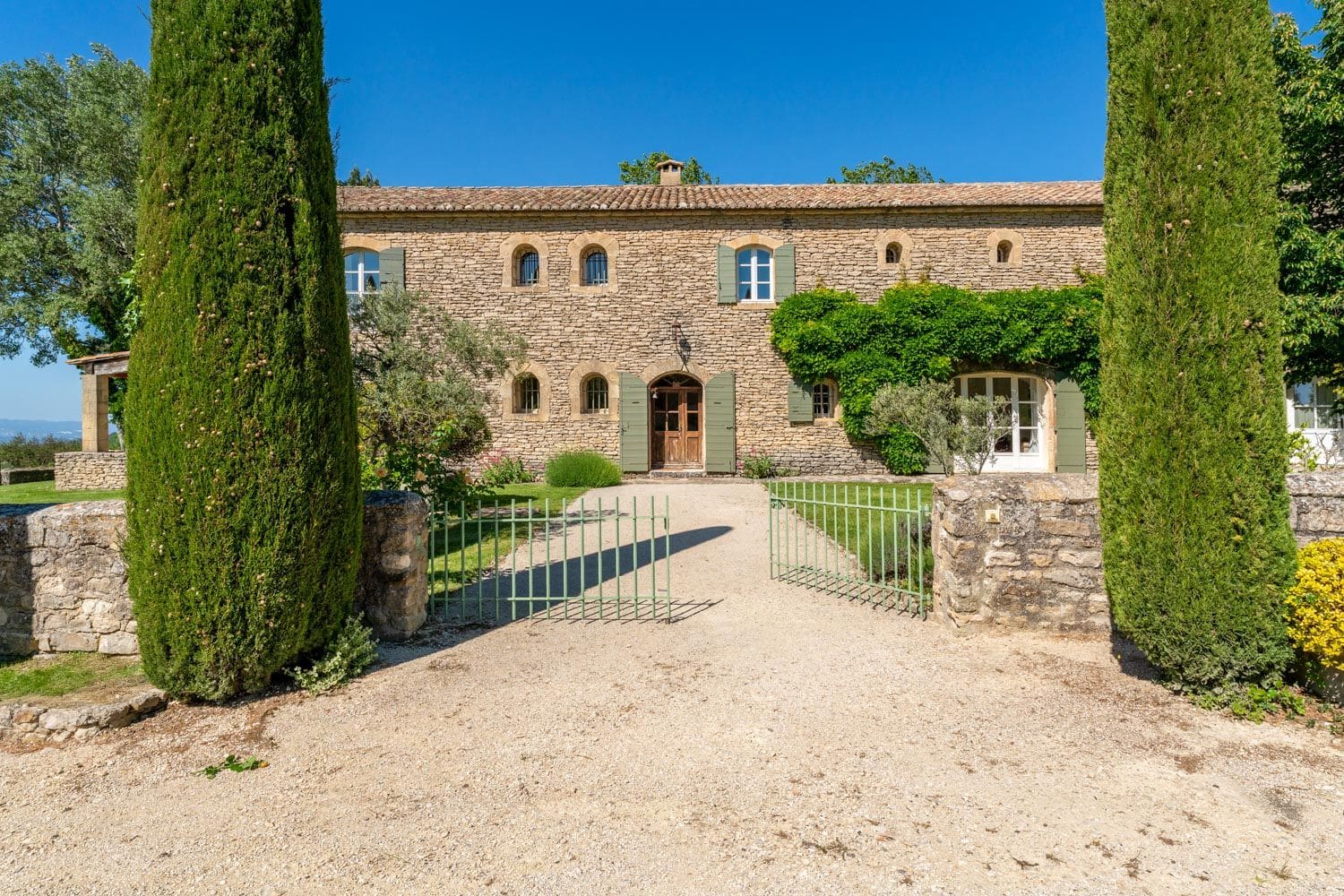 Mas Lavande Joucas Murs: 8-Bedroom Hilltop Estate with Tennis Court and Spa in Lubero