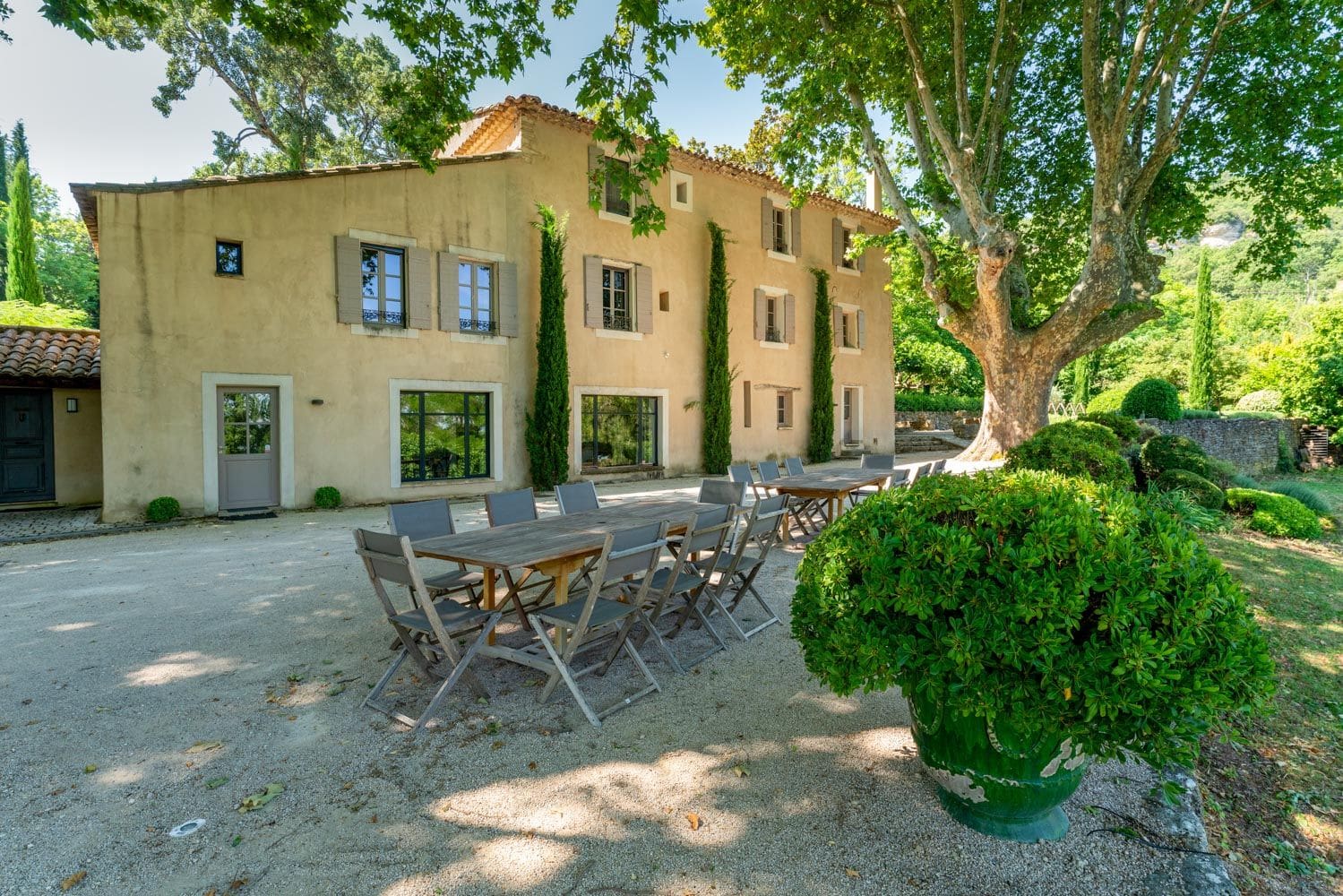 Mas Lavande Saignon Apt: 7-Bedroom Provençal Bastide with Heated Pool and Tennis Cour