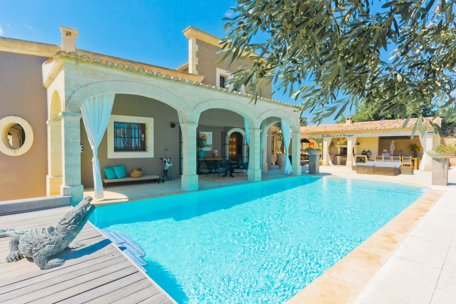Mas Lumière Remoulins Gard: 7-Bedroom Villa with Pool, Hot Tub & Pont du Gard Views in P