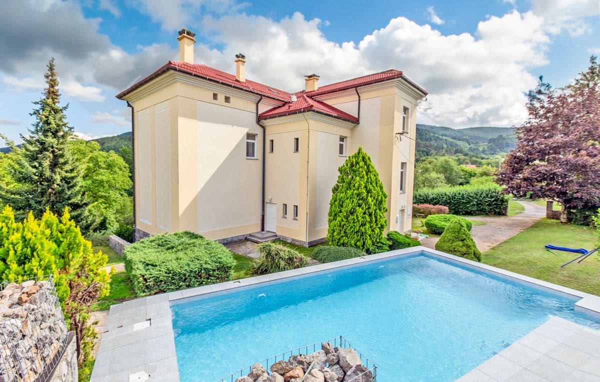 Vila Zlata Amais Slovenija: 5-Bedroom Countryside Retreat with Spa & Fireplace in Rural